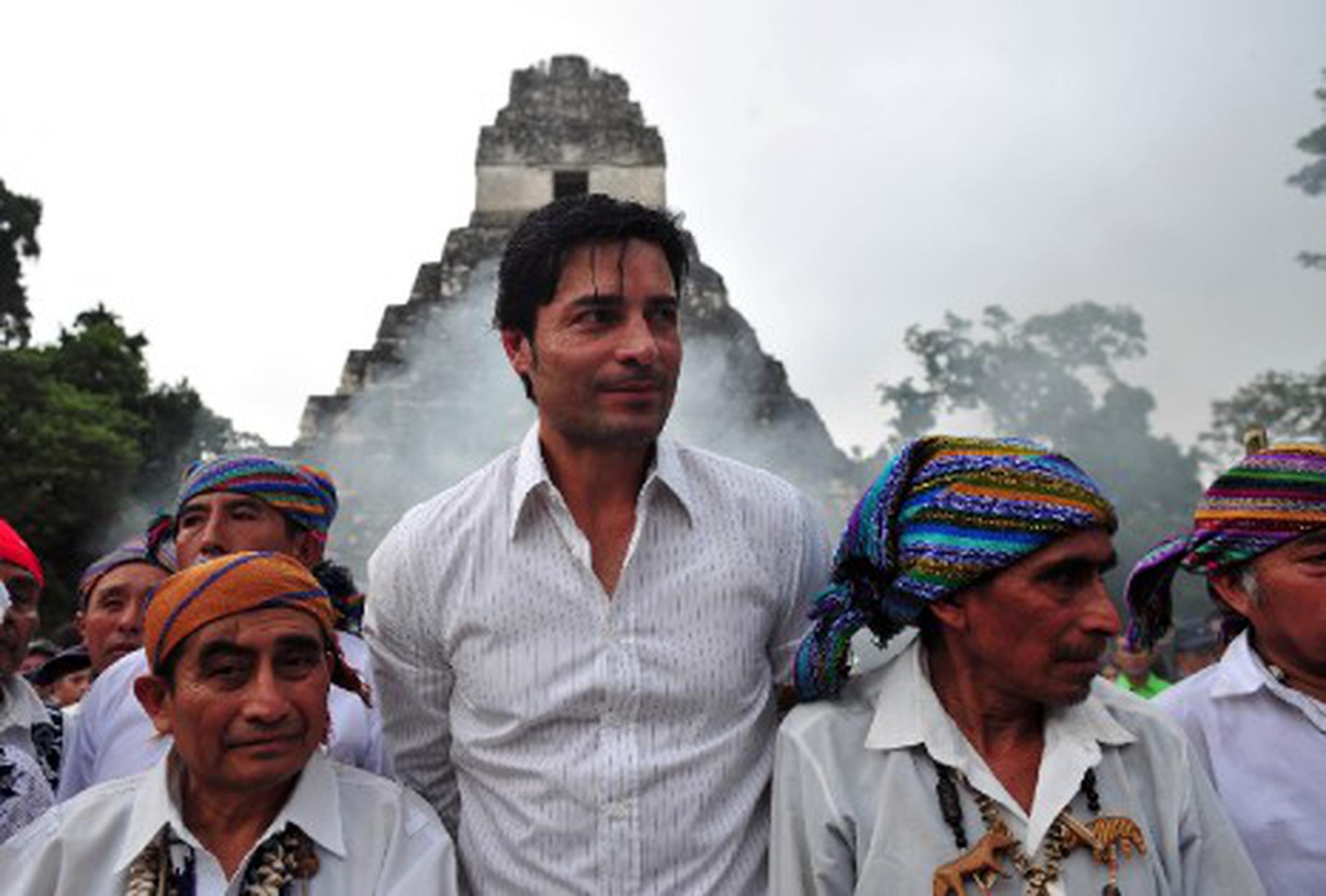 El cantante Chayanne celebró el fin de la era maya en las ruinas del parque Tikal en Guatemala. (AFP/Héctor Retamal)