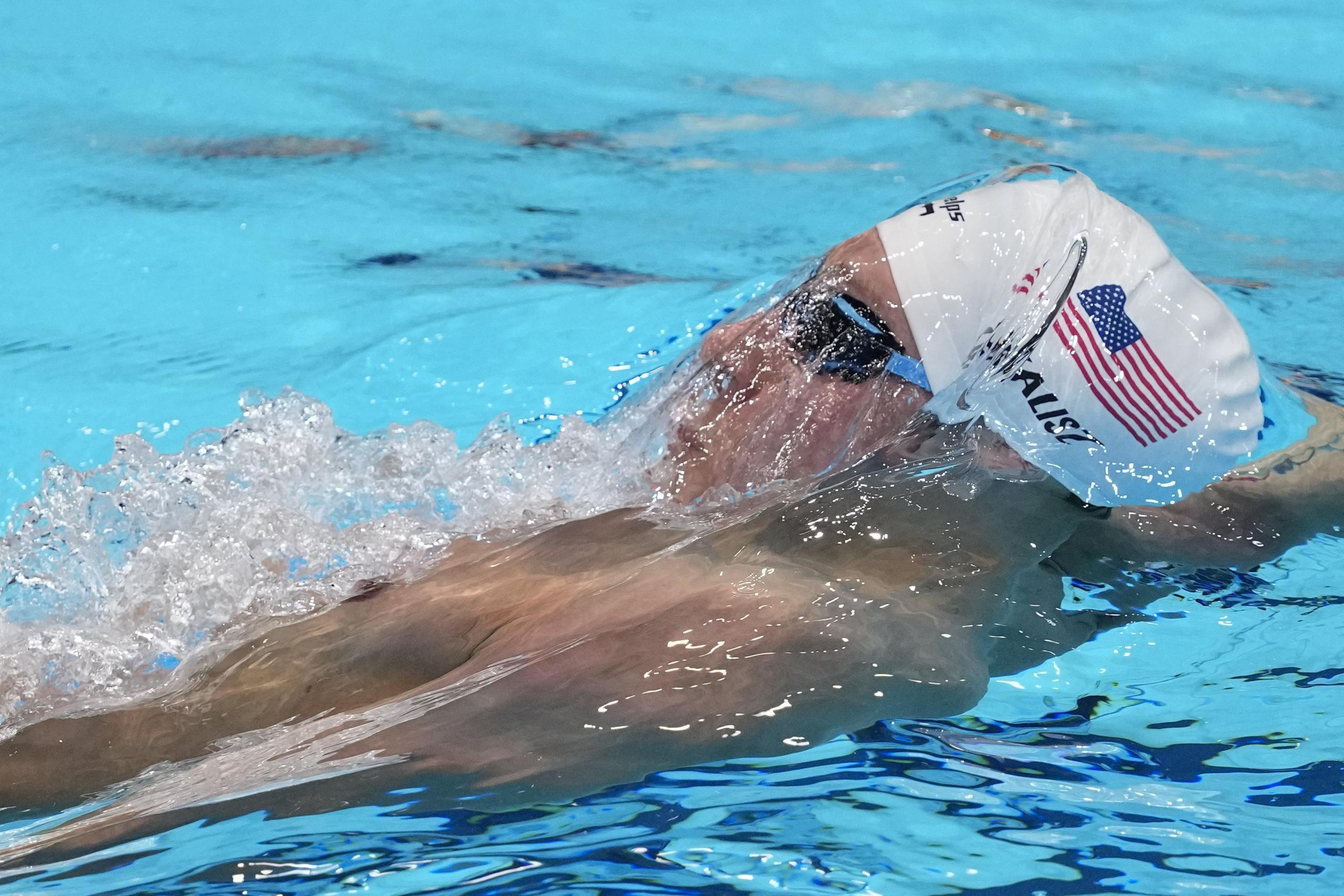El estadounidense Chase Kalisz nada la final de los 400 metros combinados, evento en el que ganó la primera medalla de oro para Estados Unidos en las Olimpiadas de Tokio 2020.