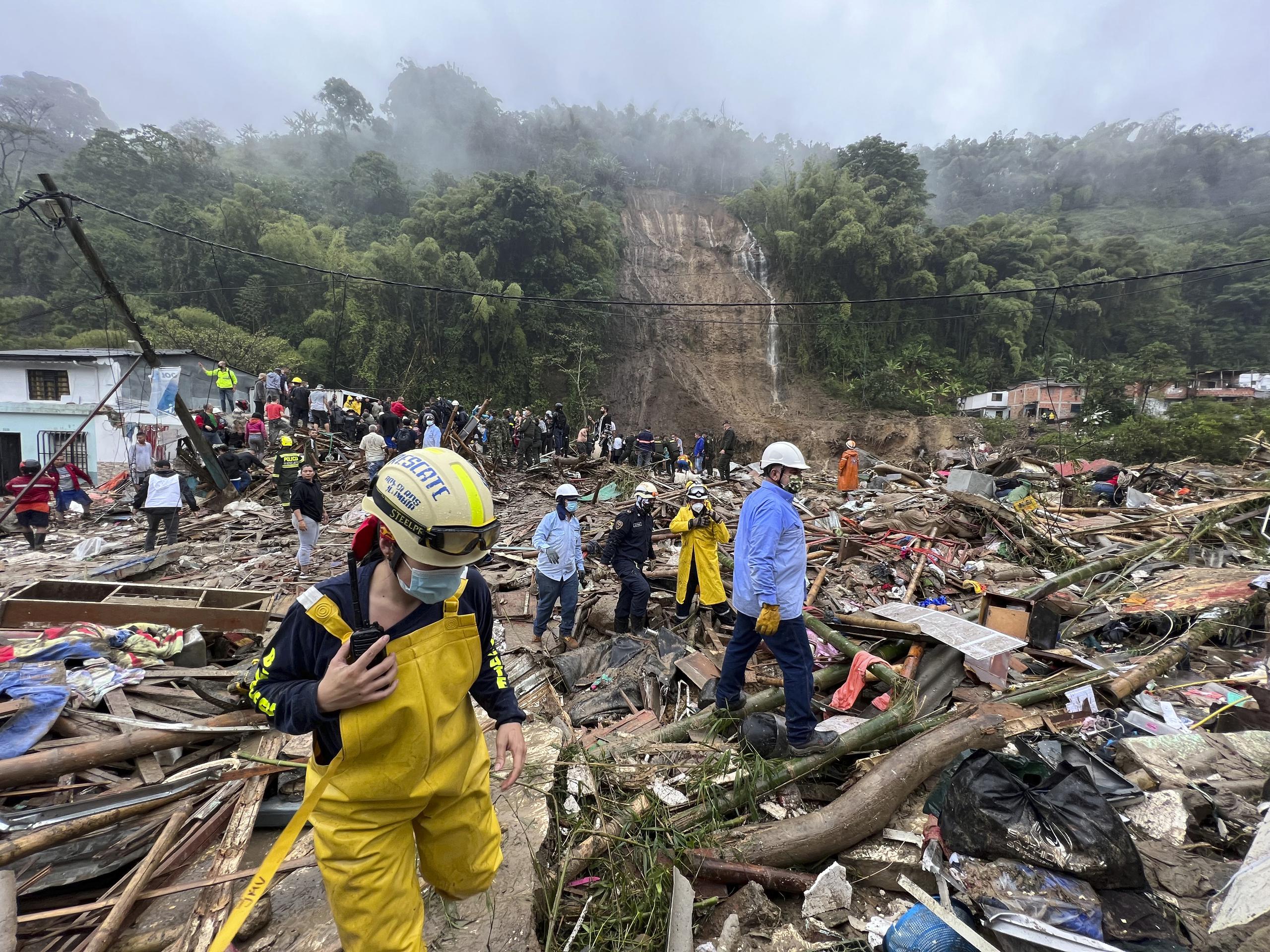 Los equipos de rescate buscan sobrevivientes donde una ladera debilitada por la lluvia se derrumbó sobre las casas de las personas en Pereira, Colombia.