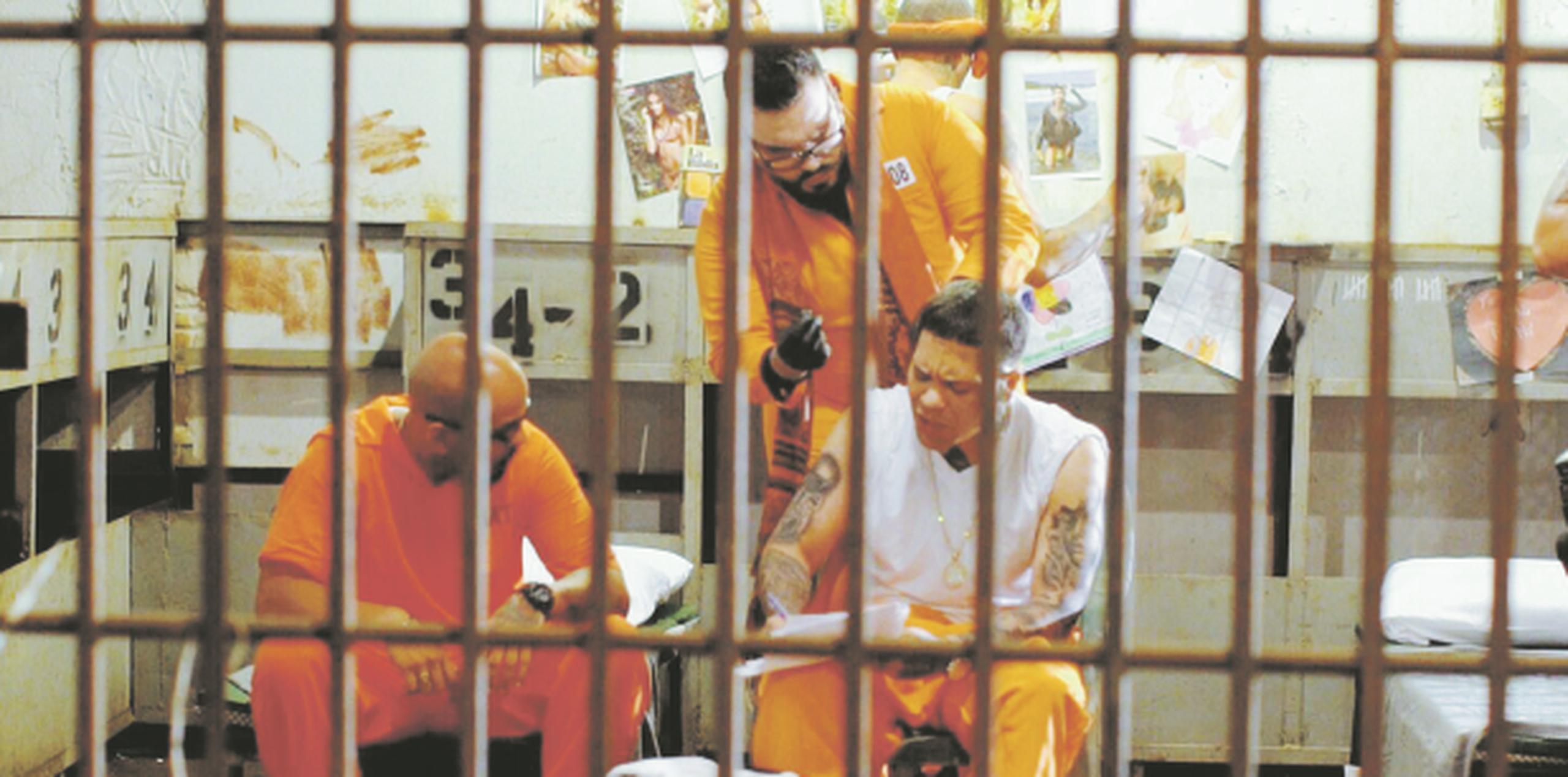 Aunque el deseo de ambos artistas era poder grabar el videoclip desde una prisión real, tuvieron que conformarse con simular el ambiente de una. (Suministrada)
