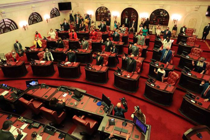 Miembros del nuevo Senado de Puerto Rico juran a sus posiciones como parte de la decimonovena Asamblea Legislativa.