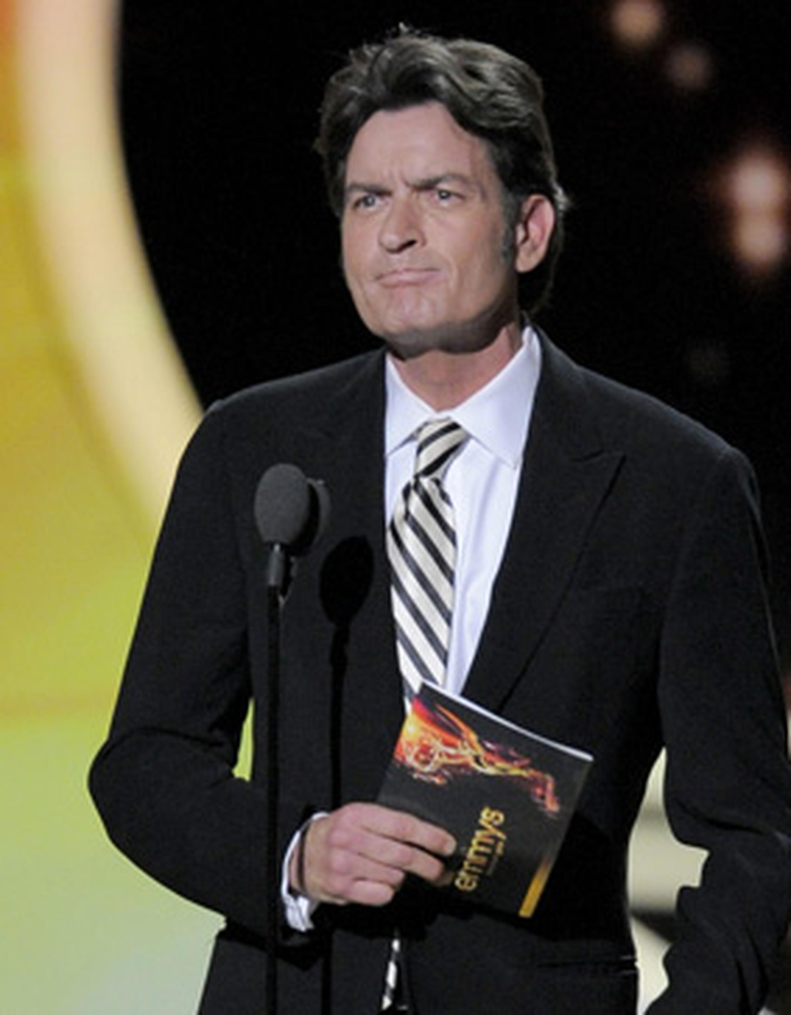 Charlie Sheen presentó el premio en la categoría de Mejor Actor en una serie cómica, que calificó como su "vieja categoría". (AP)