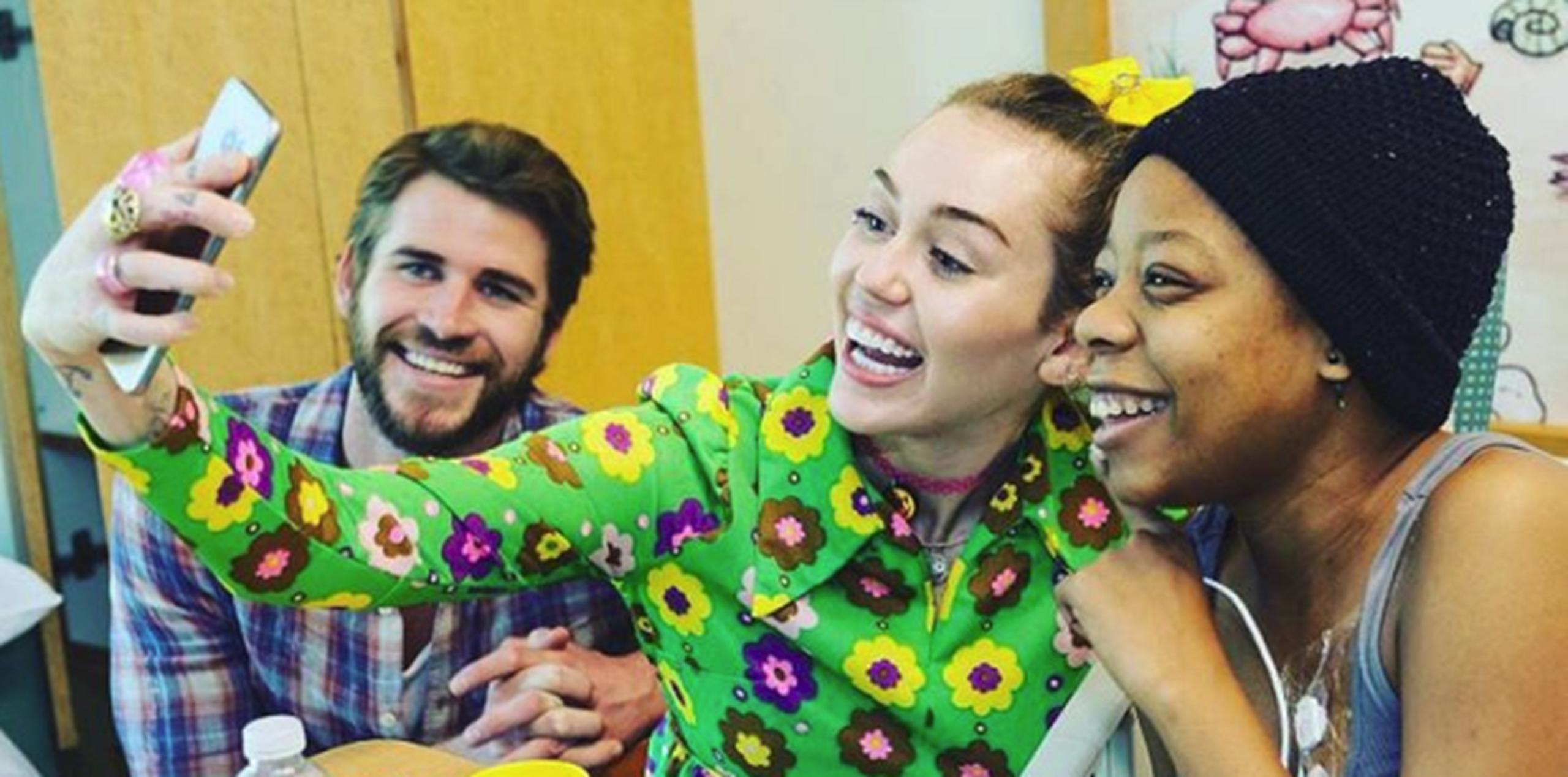 Liam y Miley tomándose un "selfie" con una de las pacientes. (Instagram)