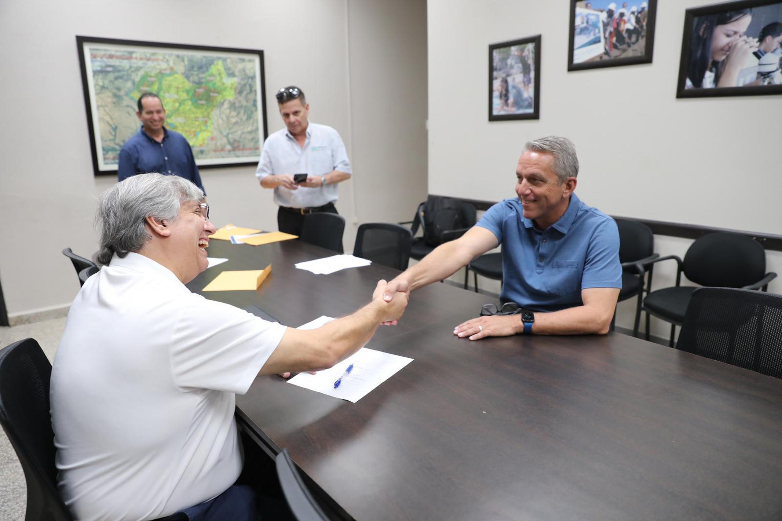 El alcalde de Coamo, Juan Carlos García Padilla, y Maximiliano J. Trujillo Ortega, director estatal para Puerto Rico de USDA Rural Development, firman acuerdo para la transferencia de los fondos federales.