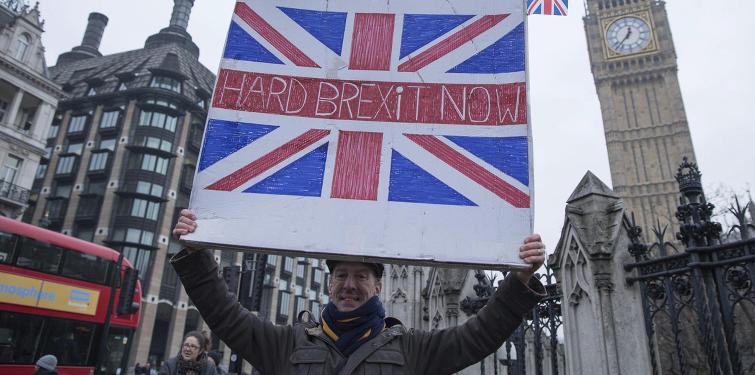 Varias personas participaron de una manifestación a favor del "brexit" en el Old Palace Yard, en Londres. El grupo reclamó que se detengan los intentos de frenar el proceso por el que Reino Unido pretende abandonar la Unión Europea. (EFE)