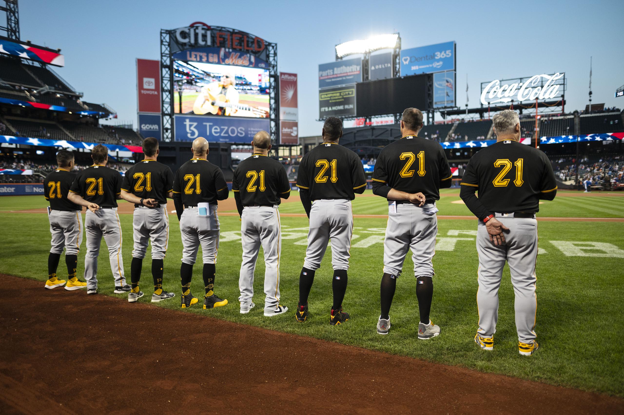 En el Día de Roberto Clemente que celebra Major League Baseball cada año, jugadores de los Pirates de Pittsburgh escuchan los himnos nacionales con el número 21 en su espalda en el Citi Field de Queens, Nueva York.
