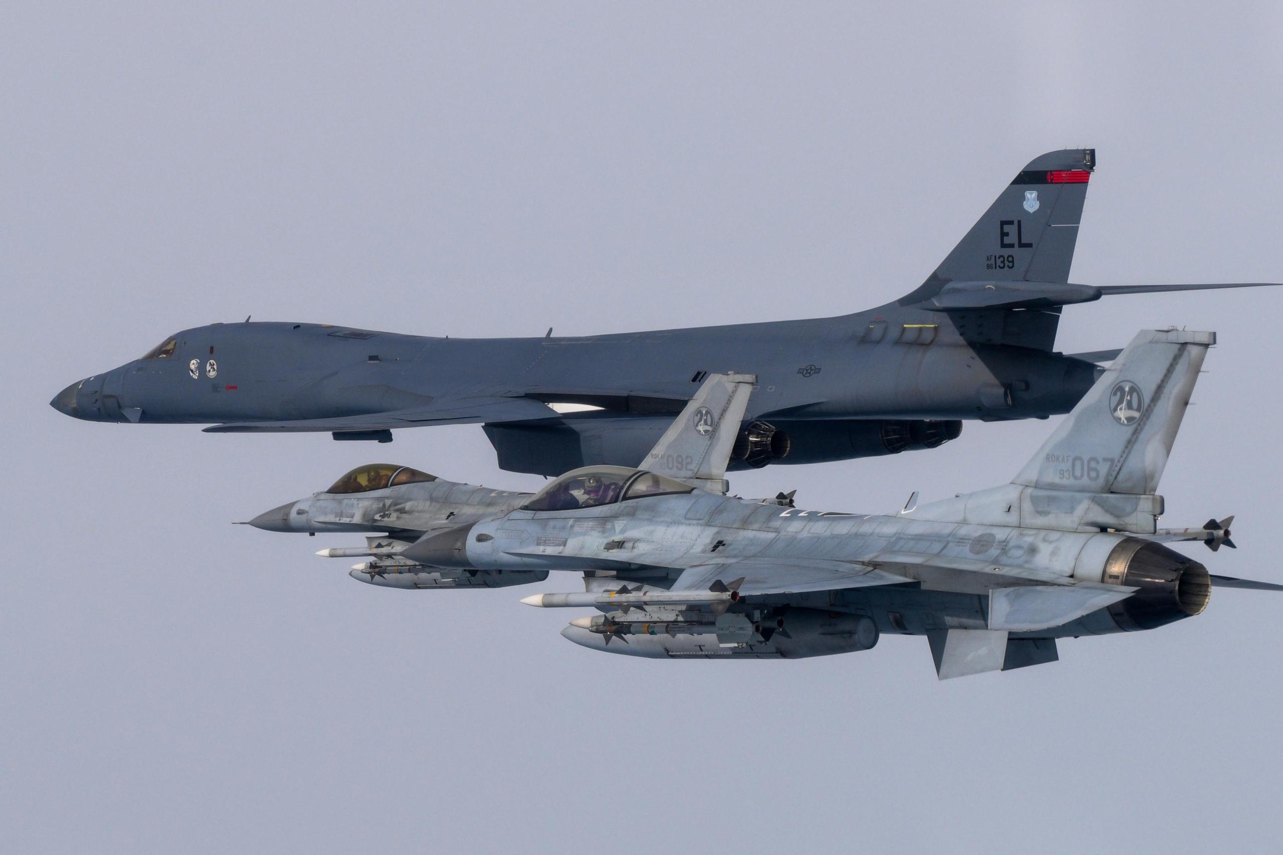 Ejercicio conjunto de aviones de combate F-15K y KF-16 de Corea del Sur y un bombardero estratégico B-1B de Estados Unidos. EFE/EPA/SOUTH KOREAN DEFENSE MINISTRY
