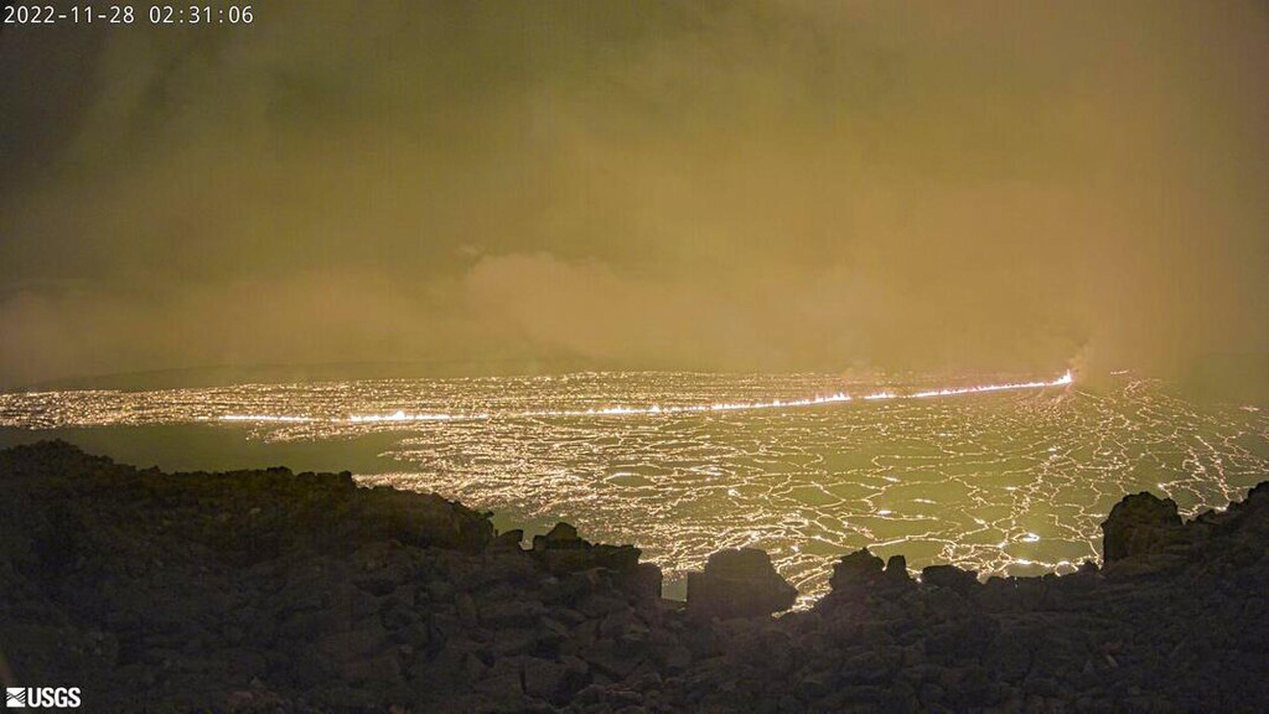 Esta imagen proporcionada por el Observatorio de Volcanes de Hawái del USGS, muestra una vista desde una cámara de investigación en el borde norte de la caldera de la cumbre del volcán Mauna Loa, el 28 de noviembre de 2022.