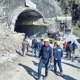 Colapsa túnel y deja 40 obreros atrapados en India