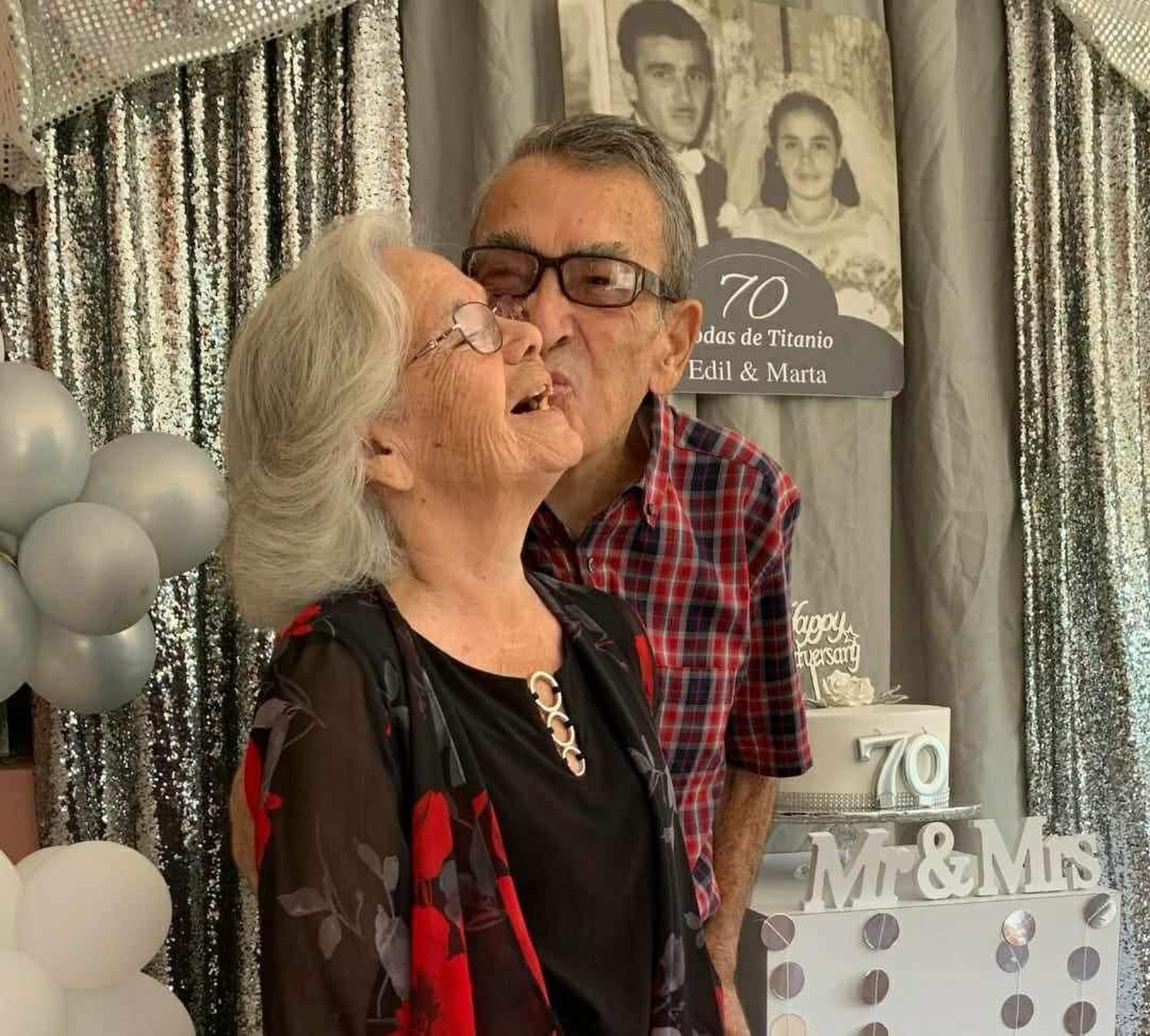 Don Edil Estrada y doña Marta Galarza, ambos de 91 años, siguen profesando su amor con muestras de cariño.