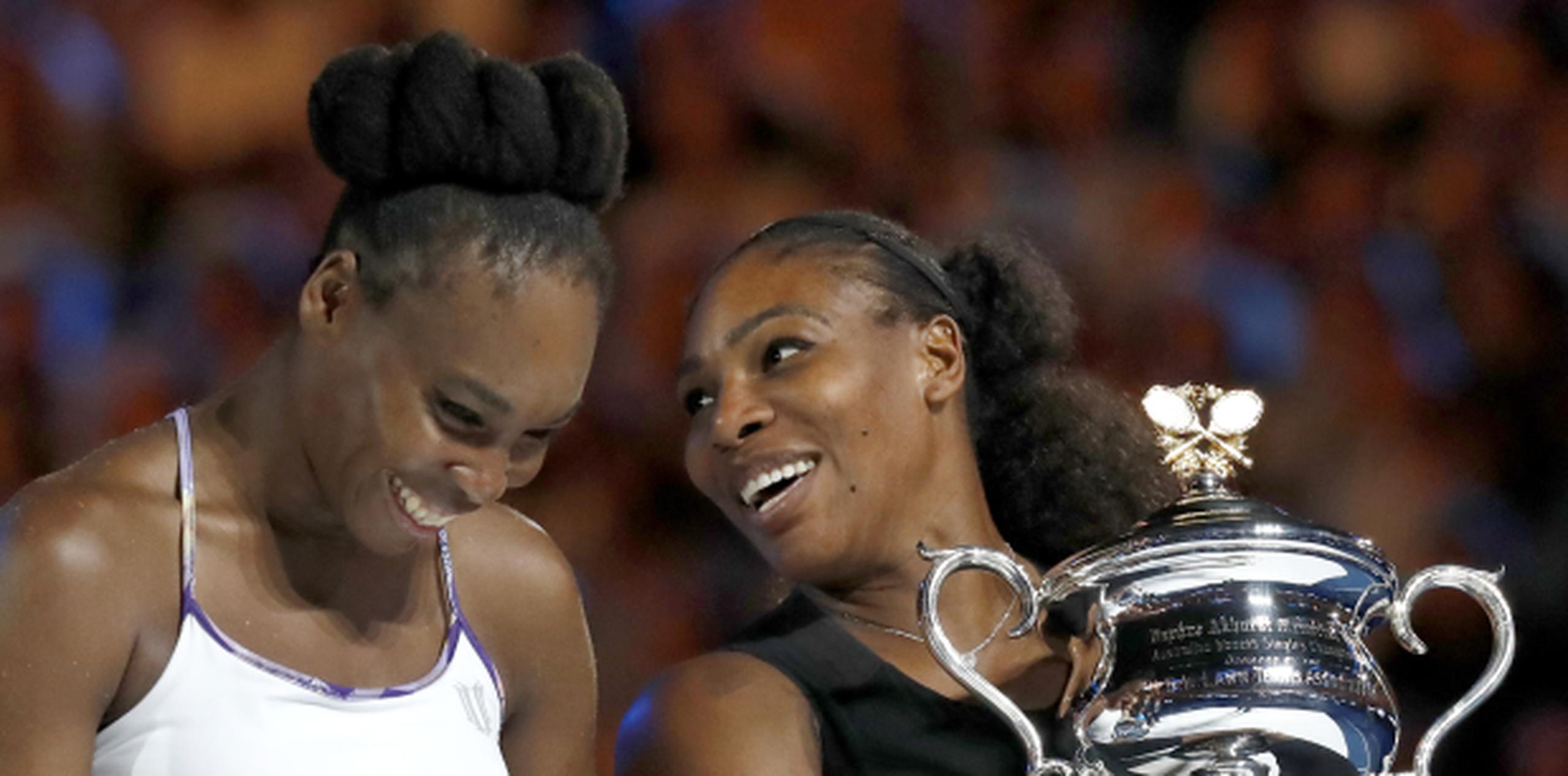 Fue la séptima victoria de Serena en nueve finales del Gran Slam contra su hermana, y la primera desde Wimbledon en 2009. (AP)