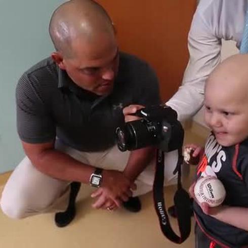 Iván Rodríguez visita pacientes de cáncer 