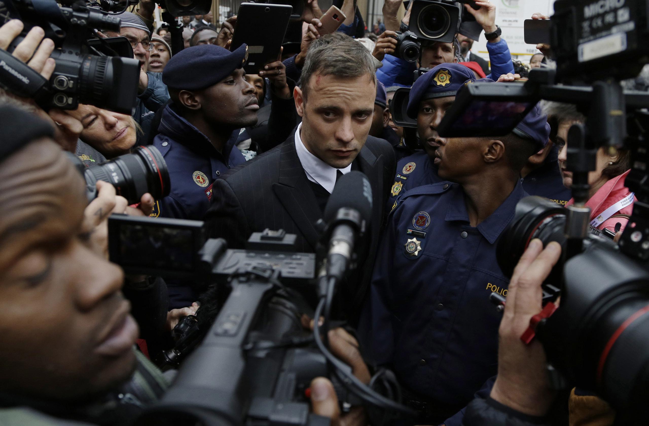 Oscar Pistorius sale de la Corte Suprema, el martes 14 de junio de 2016, en Pretoria, Sudáfrica, durante su juicio por el asesinato de su novia, Reeva Steenkamp. (AP Foto/Themba Hadebe, Archivo)