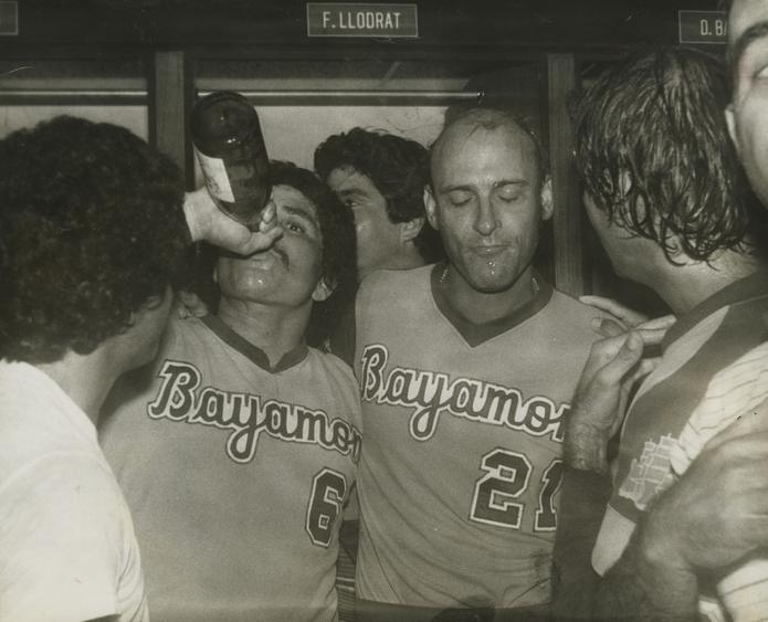 Art Howe, a la derecha celebrando el campeonato de los Vaqueros junto a Eliseo Rodríguez en el 1980, está recluido desde el martes pasado.