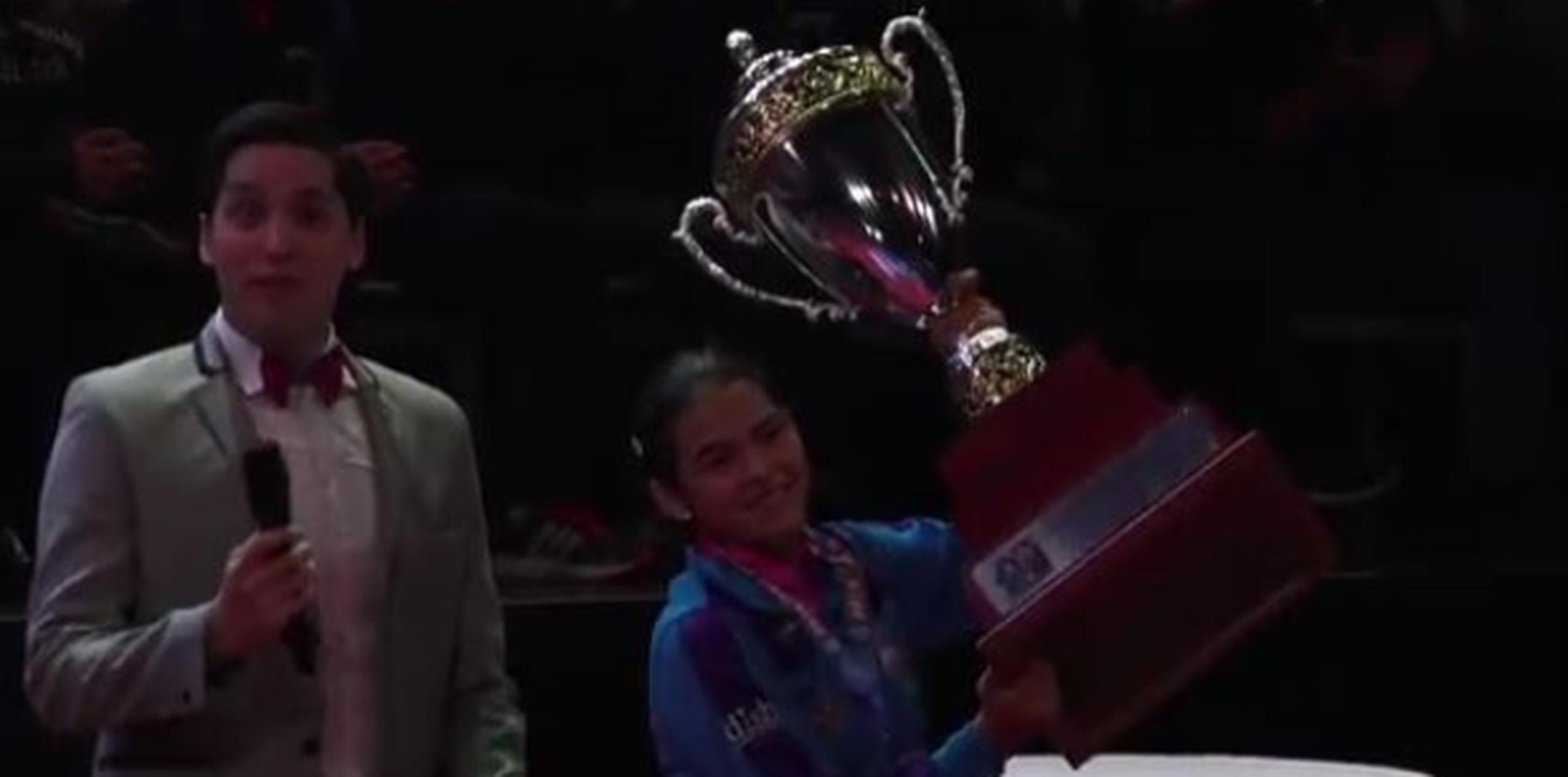 Díaz carga con el trofeo de campeonato. (Foto/Captura)