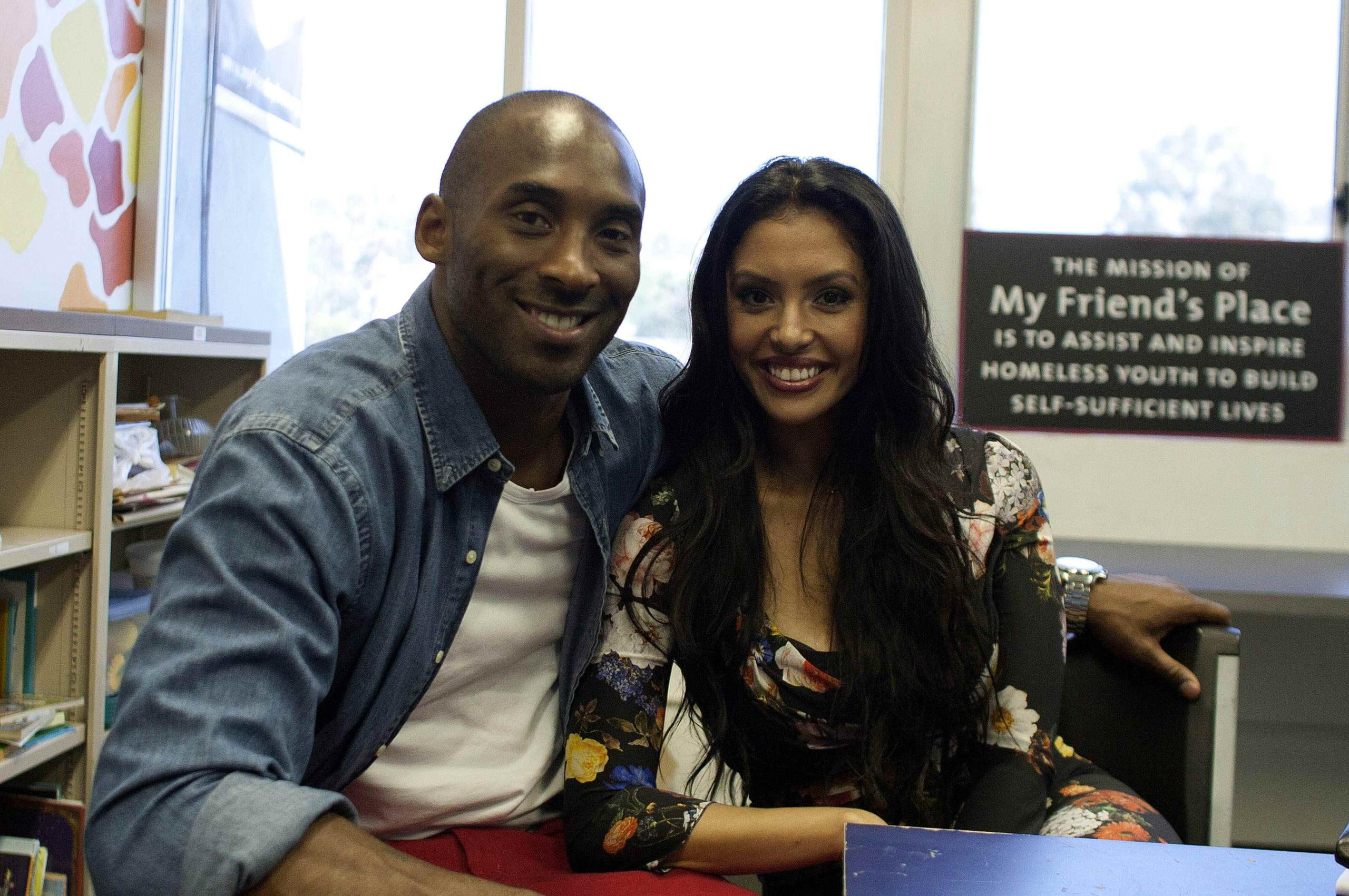 Kobe Bryant y su esposa, Vanessa, posan para una foto en una conferencia de prensa llevada a cabo el 13 de septiembre de 2012. (Richard Shotwell / Invision / AP)