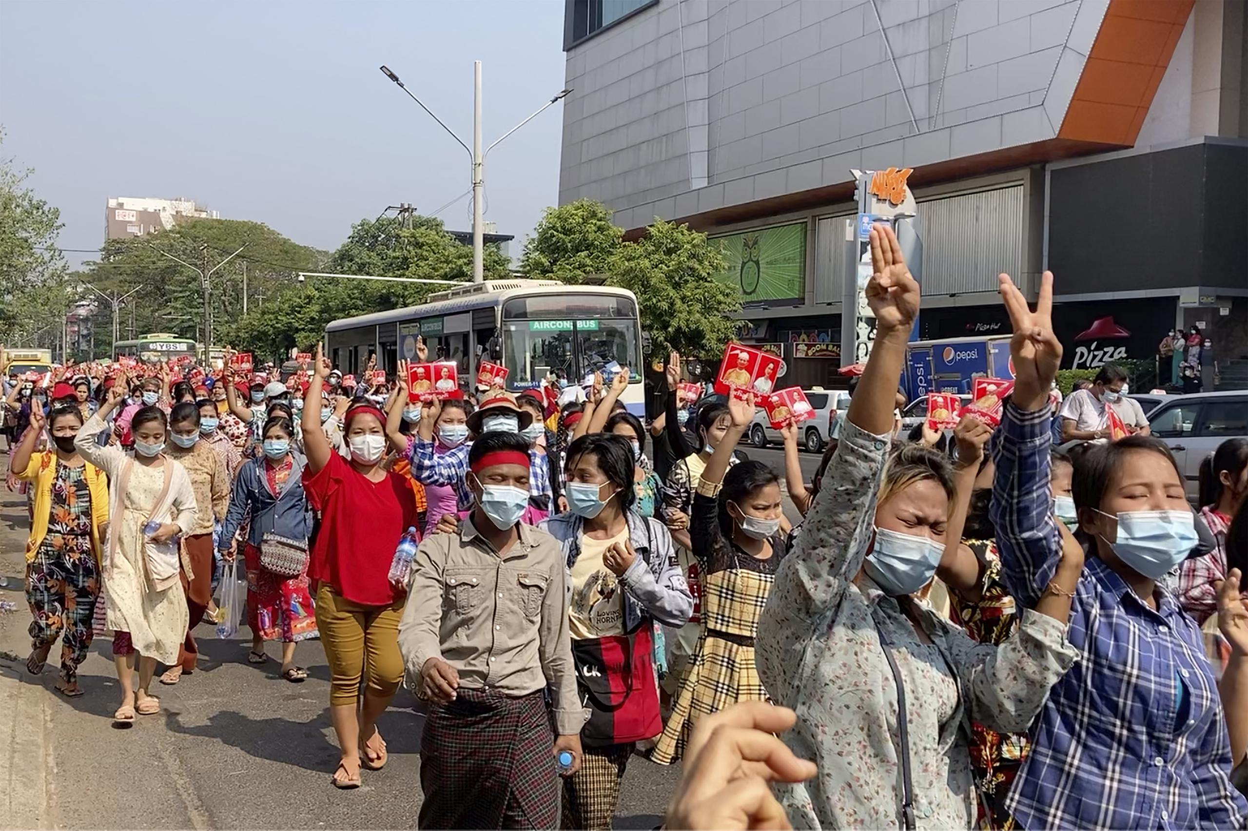 Cientos de personas tomaron las principales calles de la ciudad de Yangón en una marcha de protesta contra el golpe militar del lunes pasado.