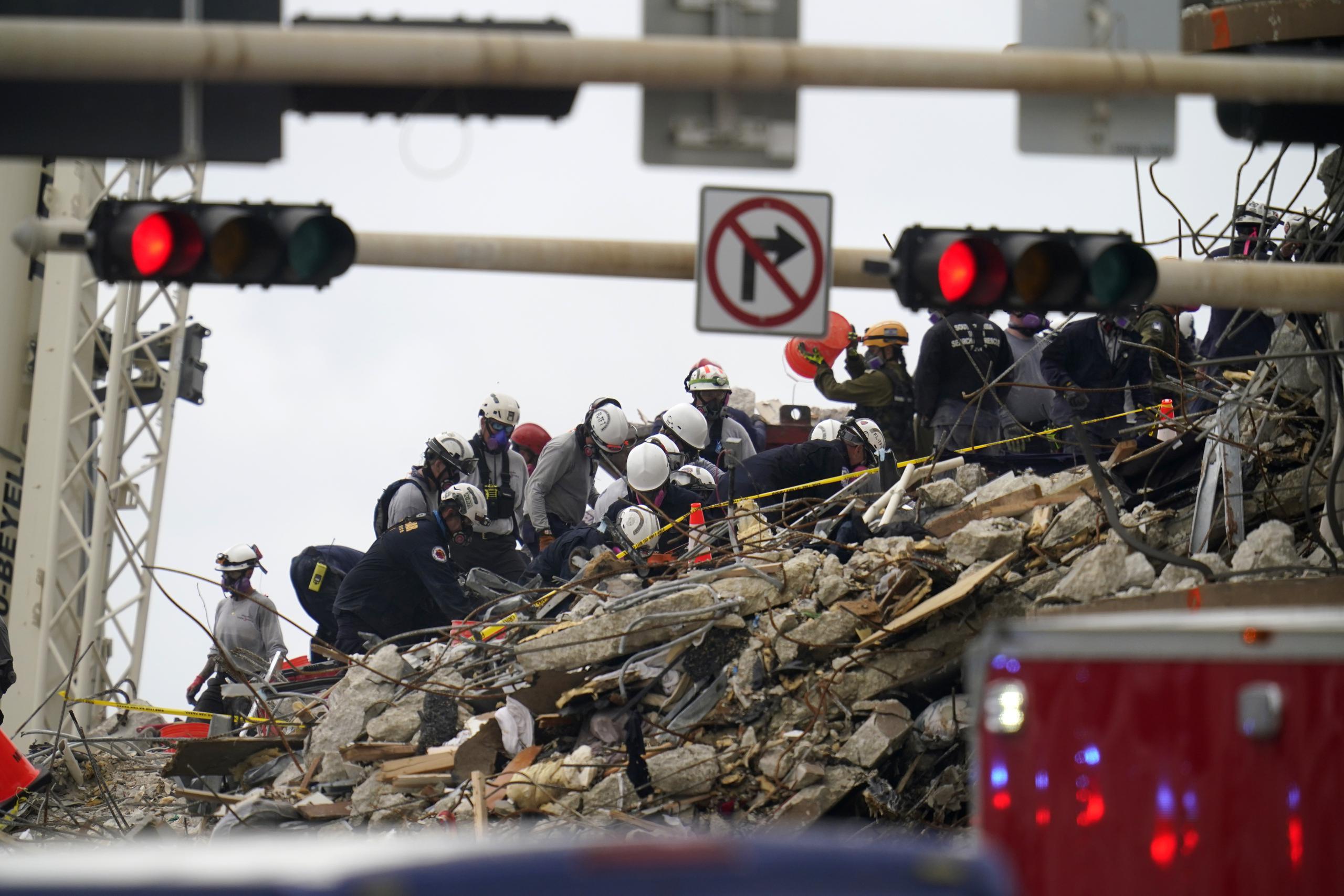 Los trabajadores de búsqueda y rescate peinan los escombros de un edificio de condominios frente al mar que se derrumbó, con muchos muertos y desaparecidos, en Surfside, Florida.