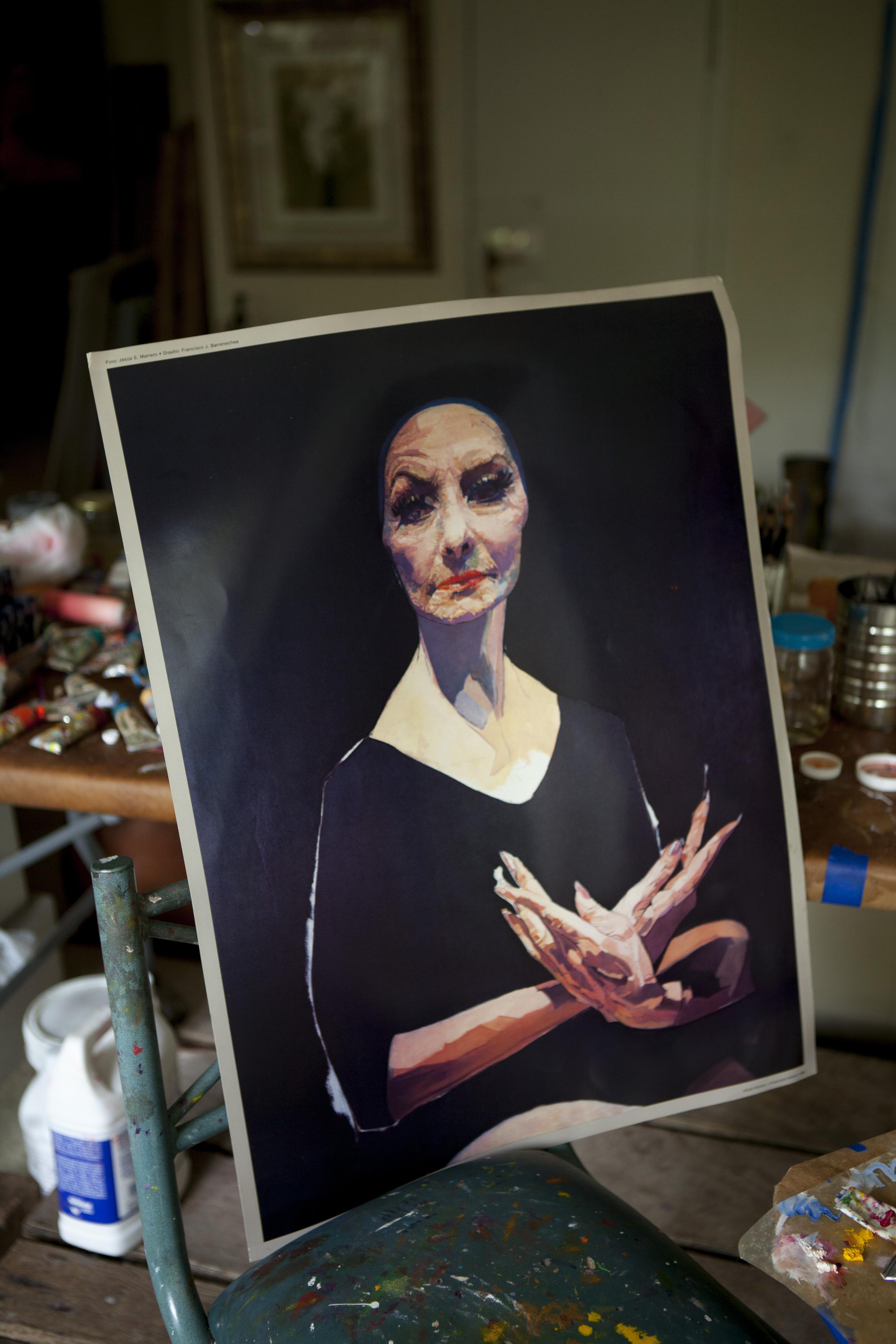 Afiche de la bailarina cubana Alicia Alonso mostrado el 4 de junio de 2014 durante una entrevista en casa del pintor Francisco Rodón.