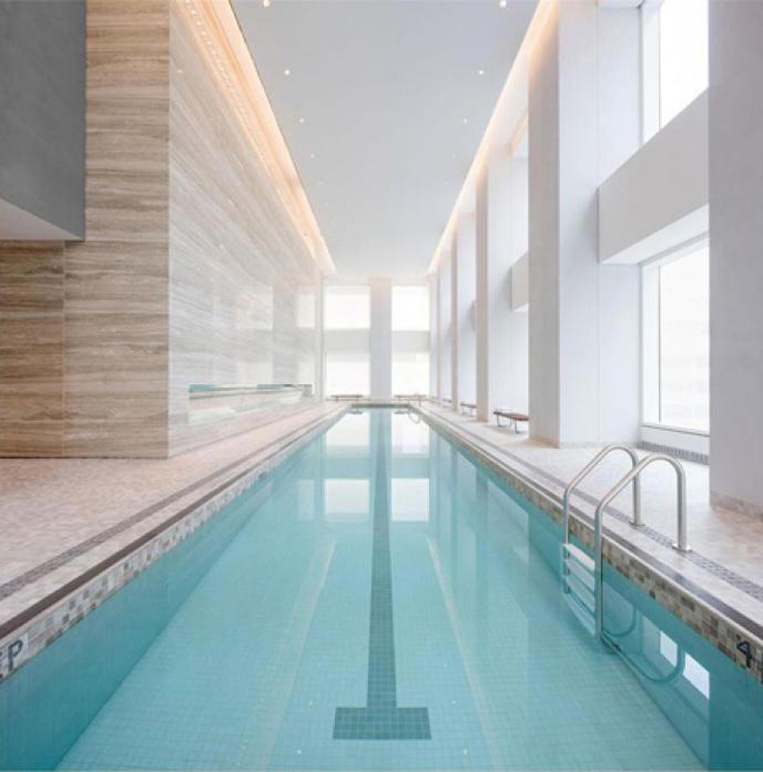 Por si fuera poco, al interior del apartamento, se ubicó una piscina con revestimientos de mármol y madera. (Realtor)