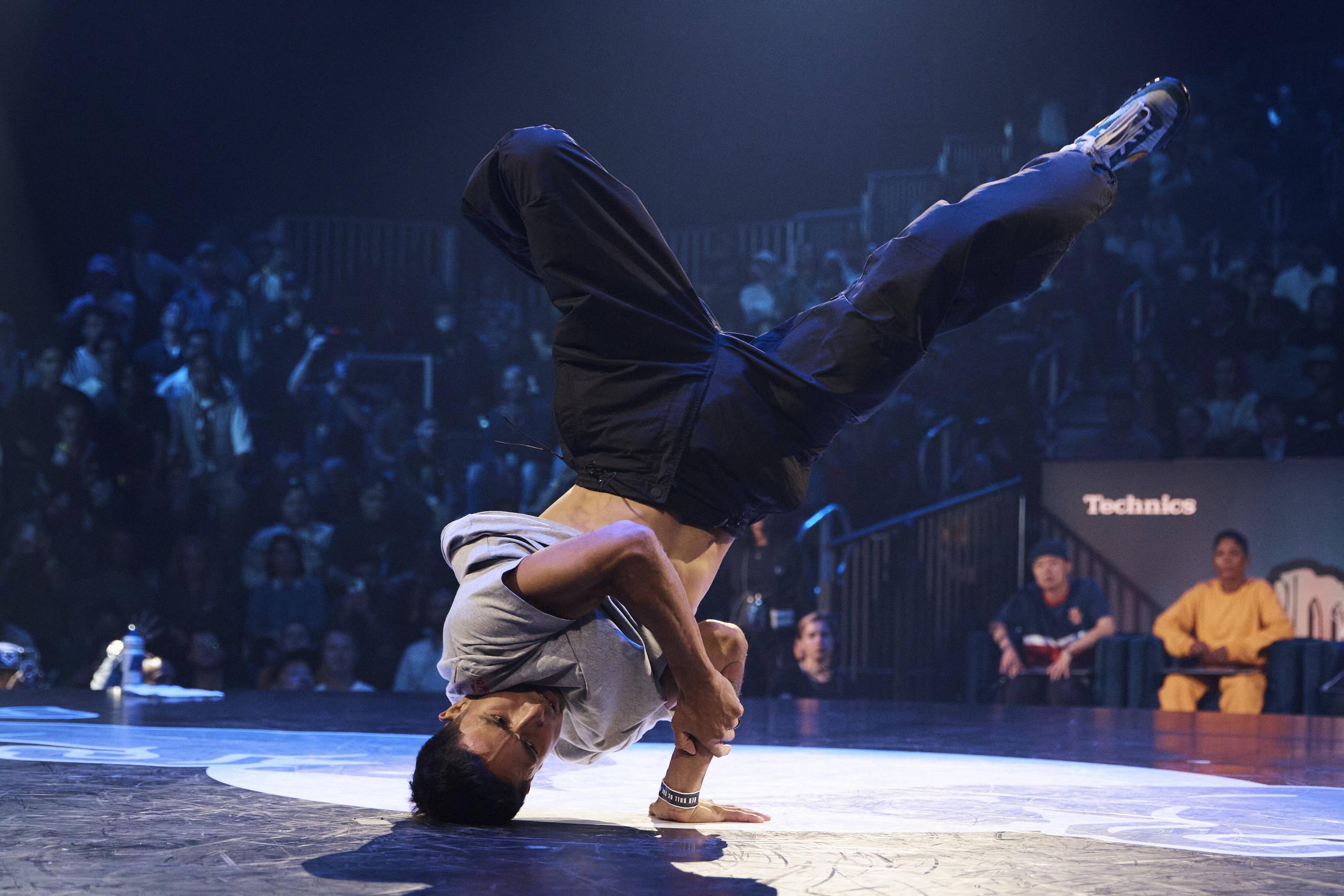 Víctor Montalvo, de Estados Unidos, compite en la final de breakdance el sábado 12 de noviembre de 2022, en Nueva York y representará a su país en París 2024.