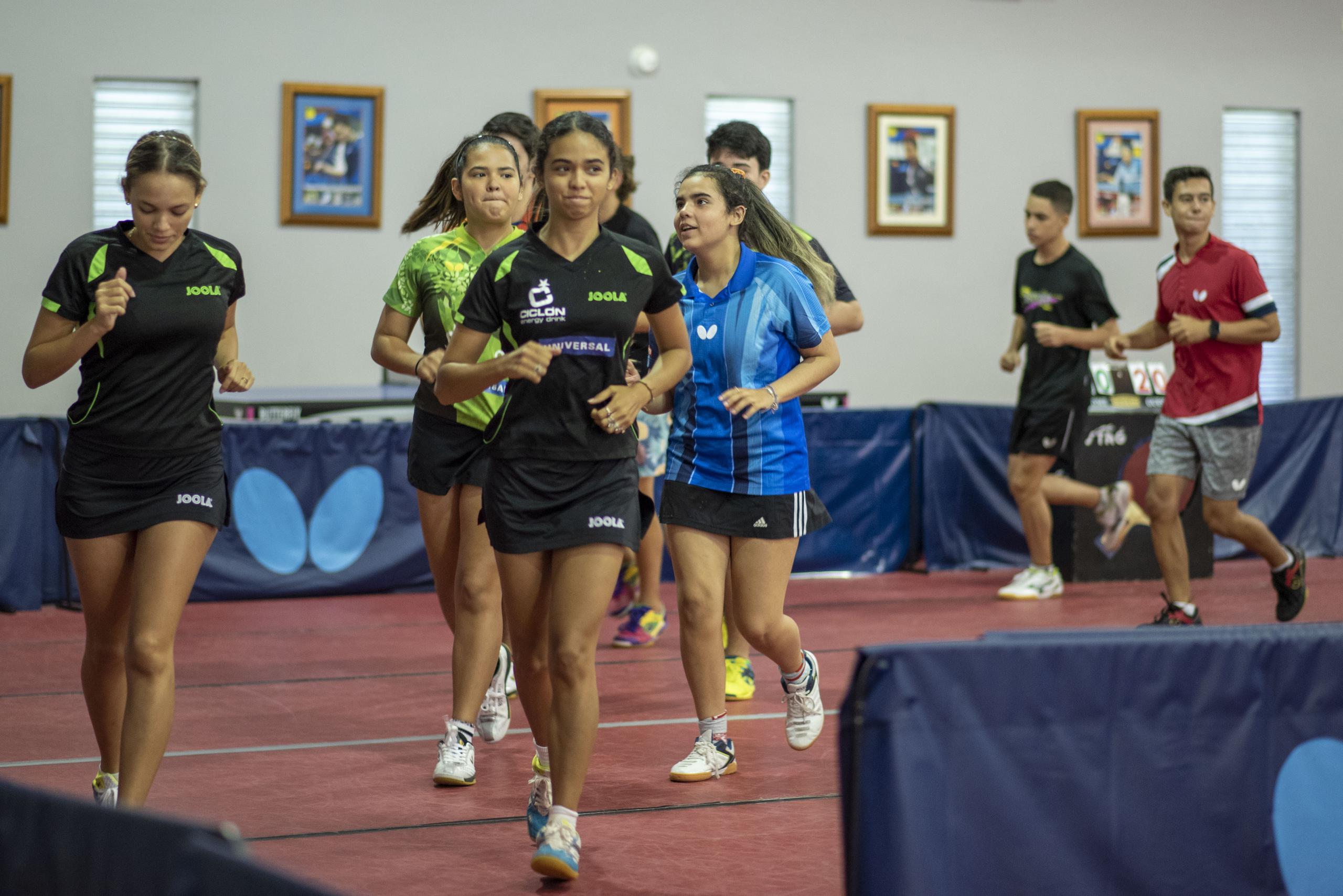 Melanie Díaz, Daniely Ríos y el resto de los jugadores corren alrededor del centro para fortalecer sus sistema cardiovascular.