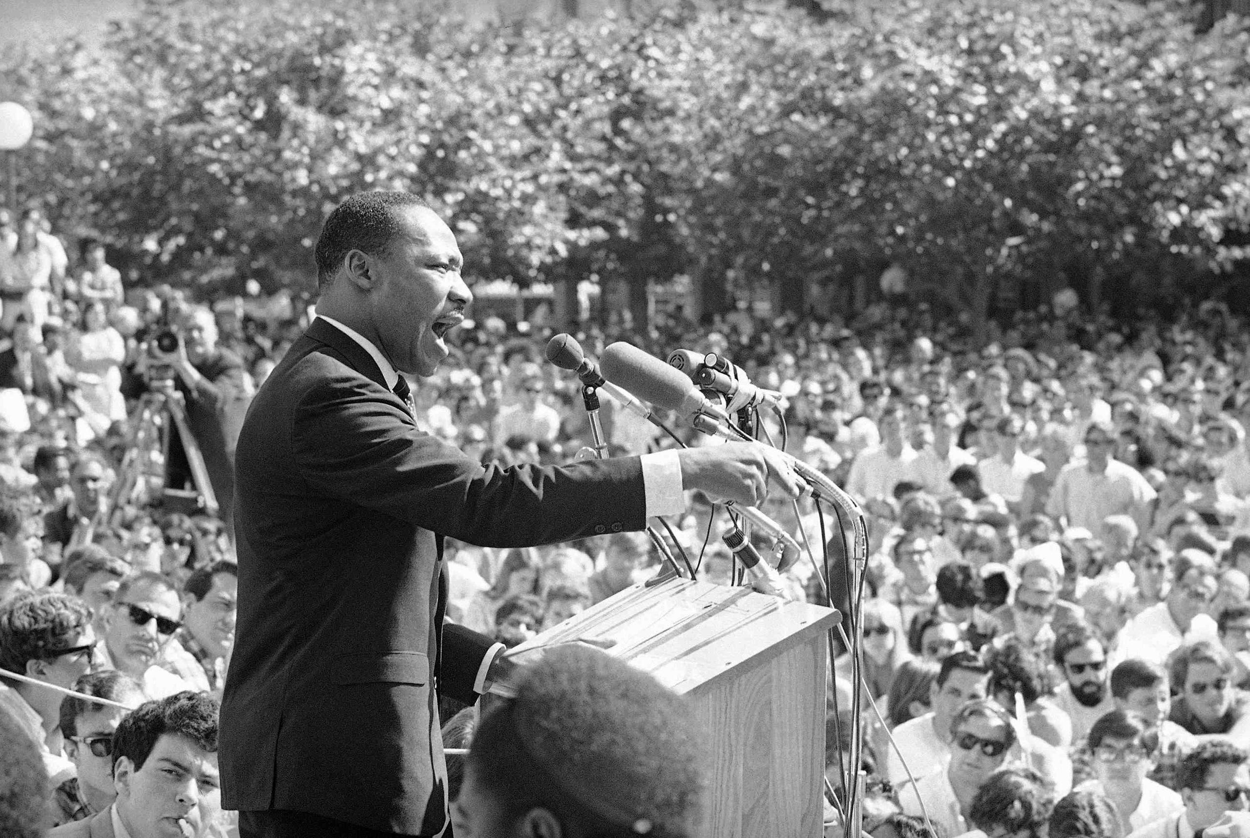 El reverendo Martin Luther King en un discurso hace 50 años en el que denunció el discrimen contra las minorías en Estados Unidos, país que enfrenta una ola de discrimen contra las minorías. (The Associated Press)