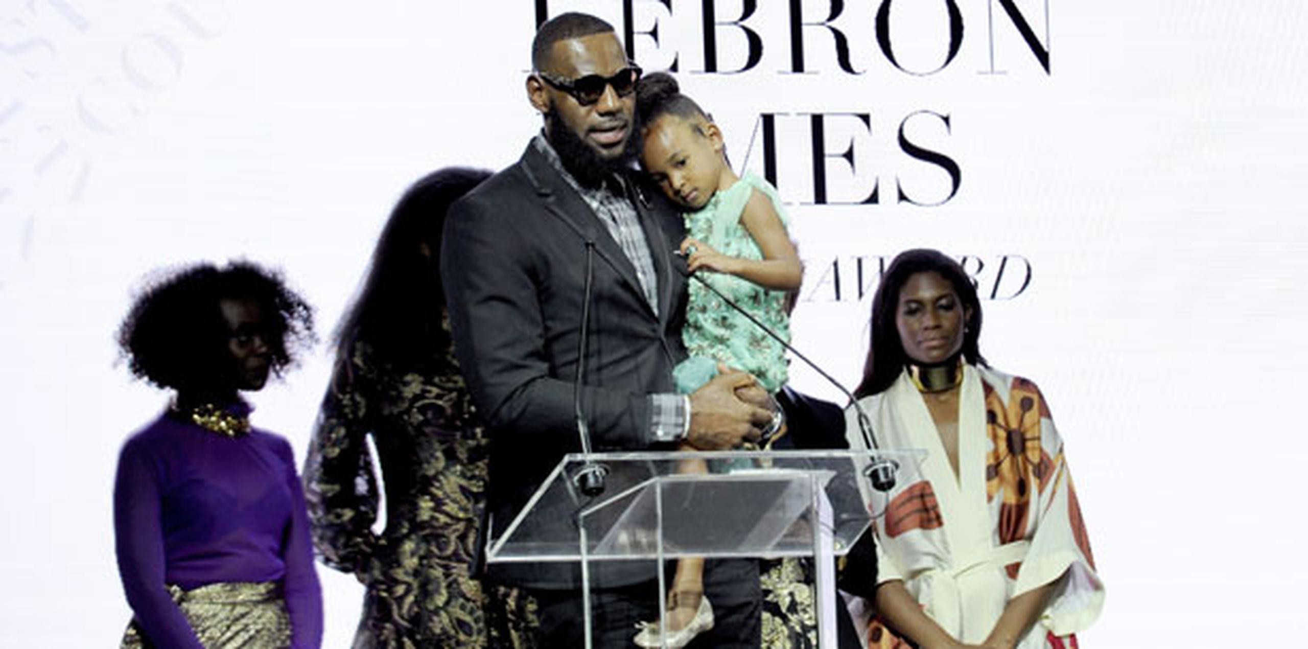 James hizo el comentario al recibir un premio el martes por su filantropía y su contribución a la moda por Harlem's Fashion Row.  (AP)
