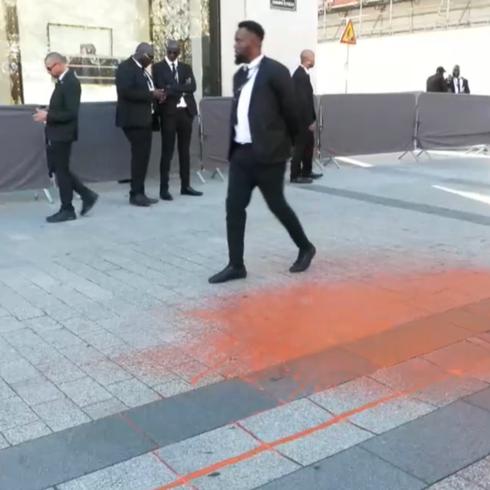 Corre y corre en tienda Louis Vuitton por protesta con pintura anaranjada