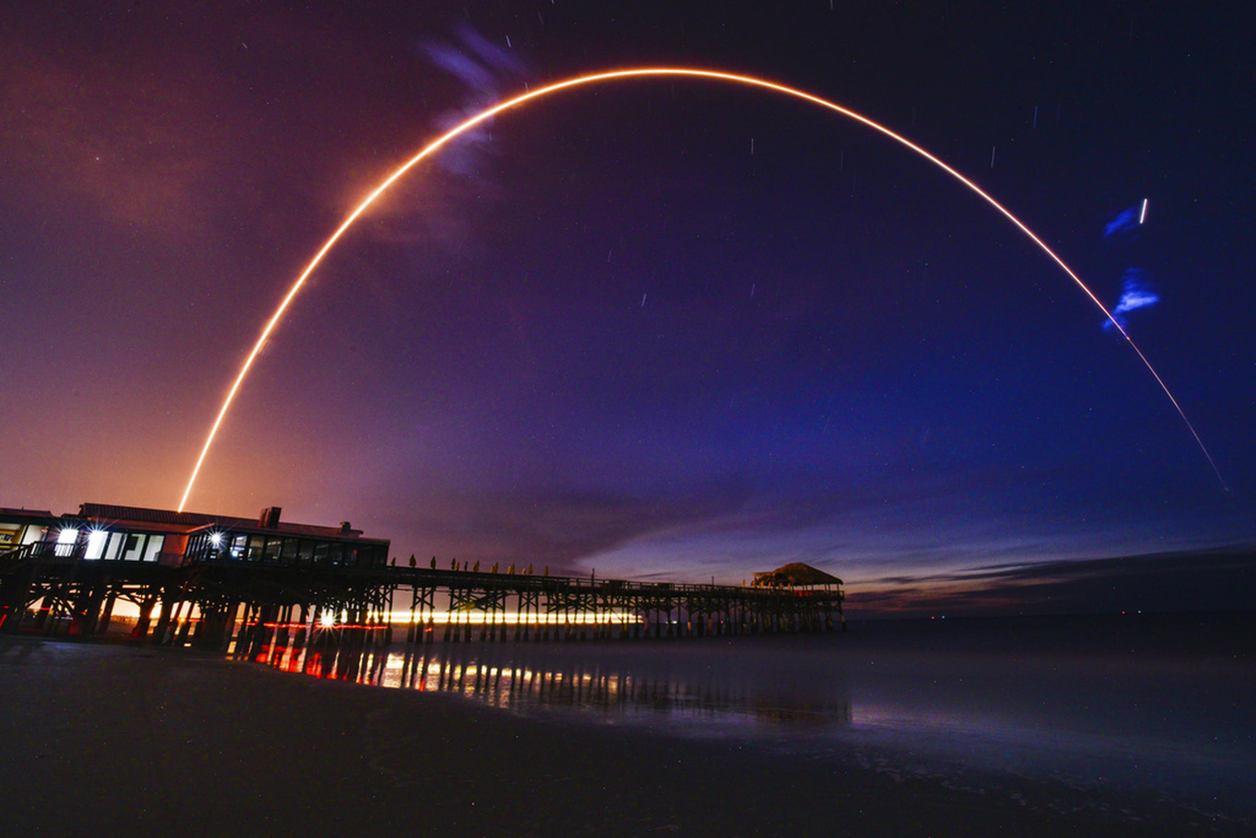 Lanzamiento del cohete Delta IV Heavy visto desde Cocoa Beach, Florida, este jueves.
