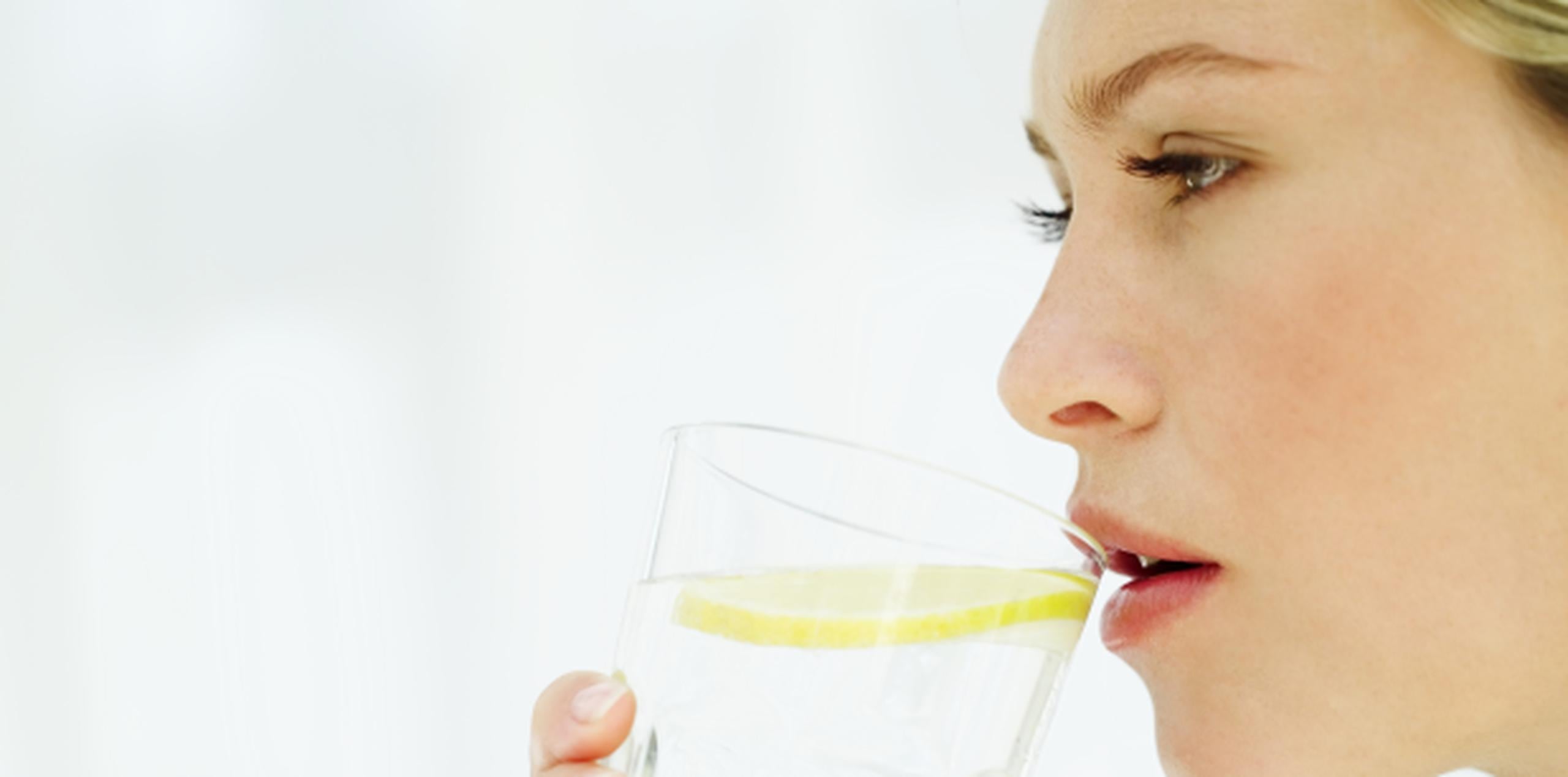 Tomar agua con limón en las mañanas con el estómago vacío, como tanto se recomienda hoy día, en efecto, alcaliniza el cuerpo. (Archivo)