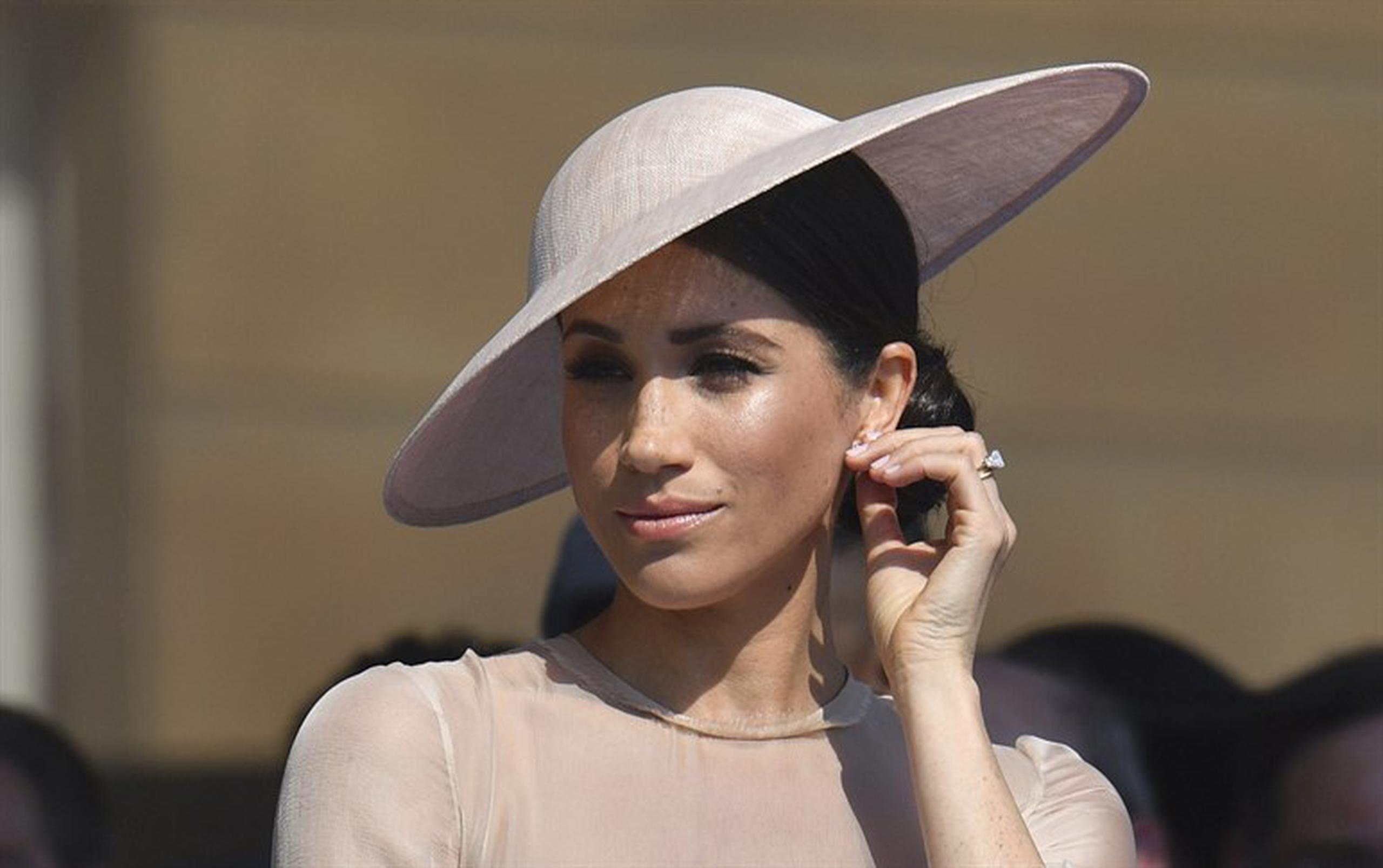 Meghan combinó su vestido con un sombrero estilo platillo de Philip Treacy. (AP)
