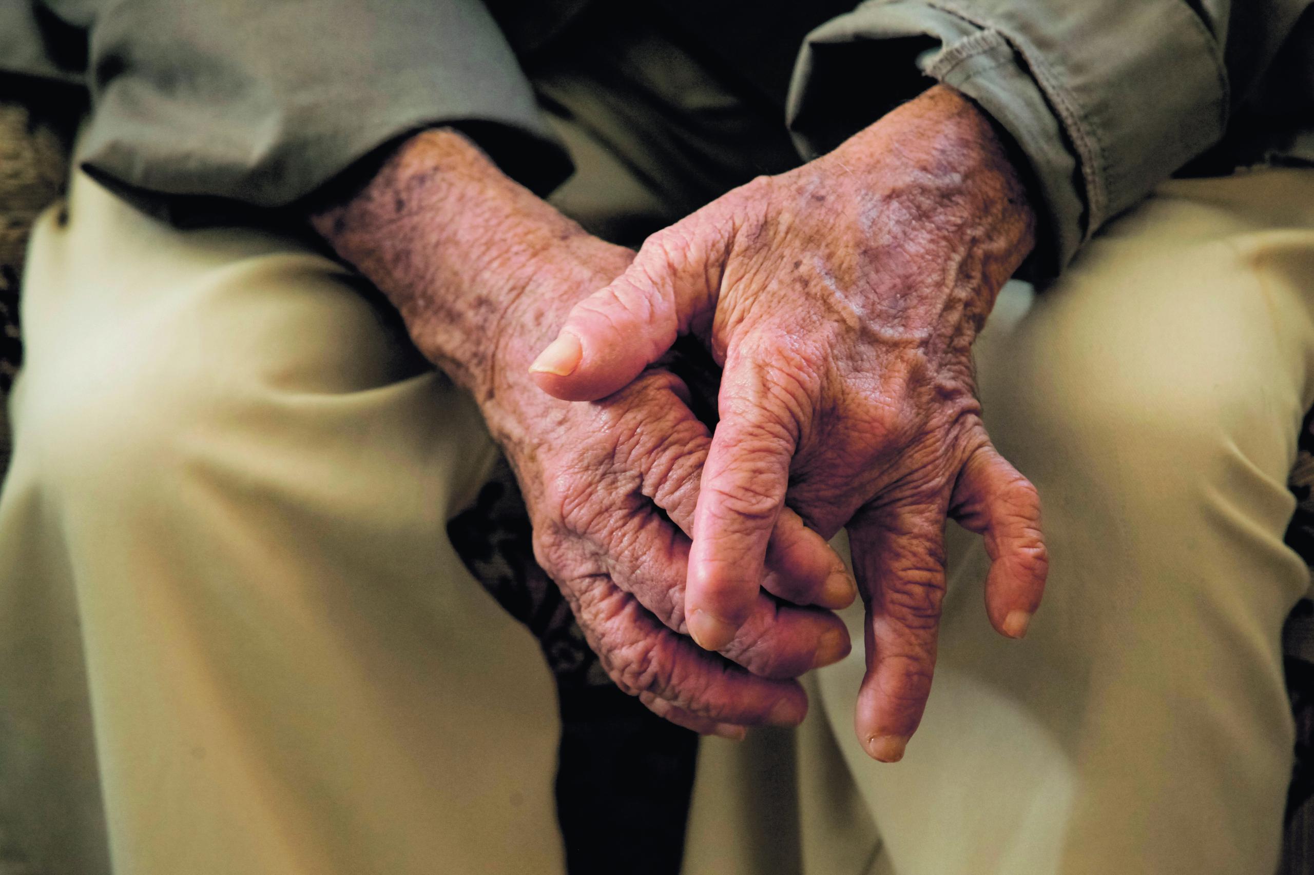 Se informó que 17 de los 22 brotes han ocurrido en hogares de ancianos de la región metropolitana. (Archivo)