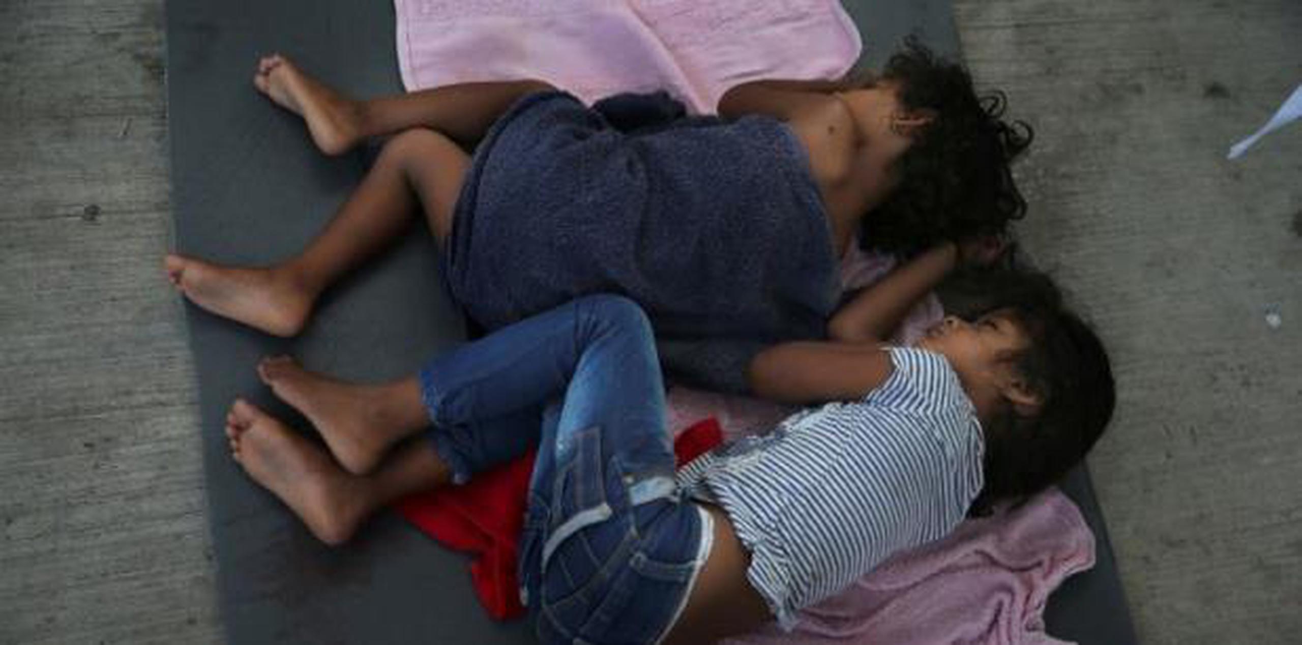 Niños migrantes duermen sobre una colchoneta en la frontera con Estados Unidos. (Archivo)