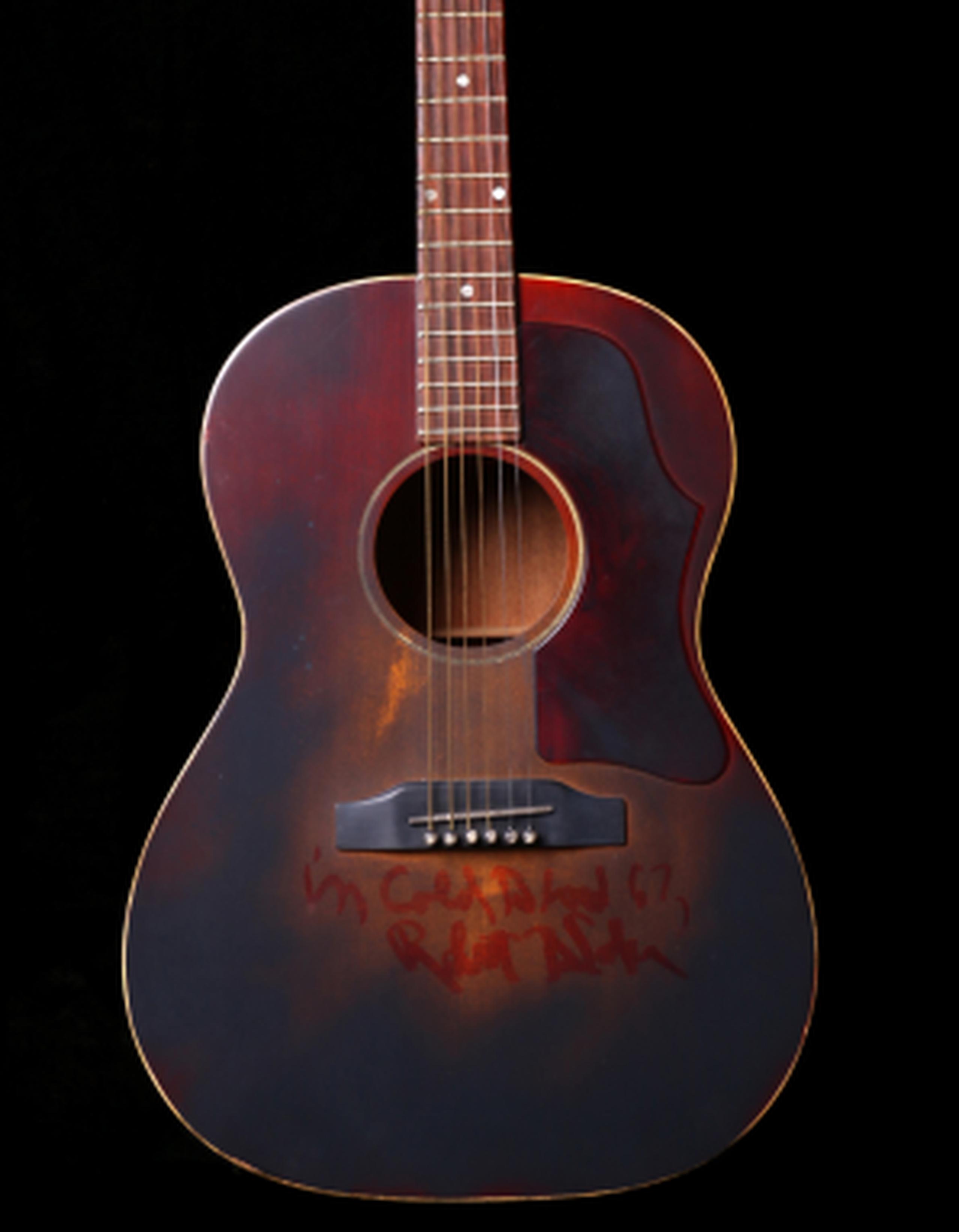 Esta guitarra usada en la cinta “In Cold Blood” es una de las piezas a la venta en la subasta. (AP)