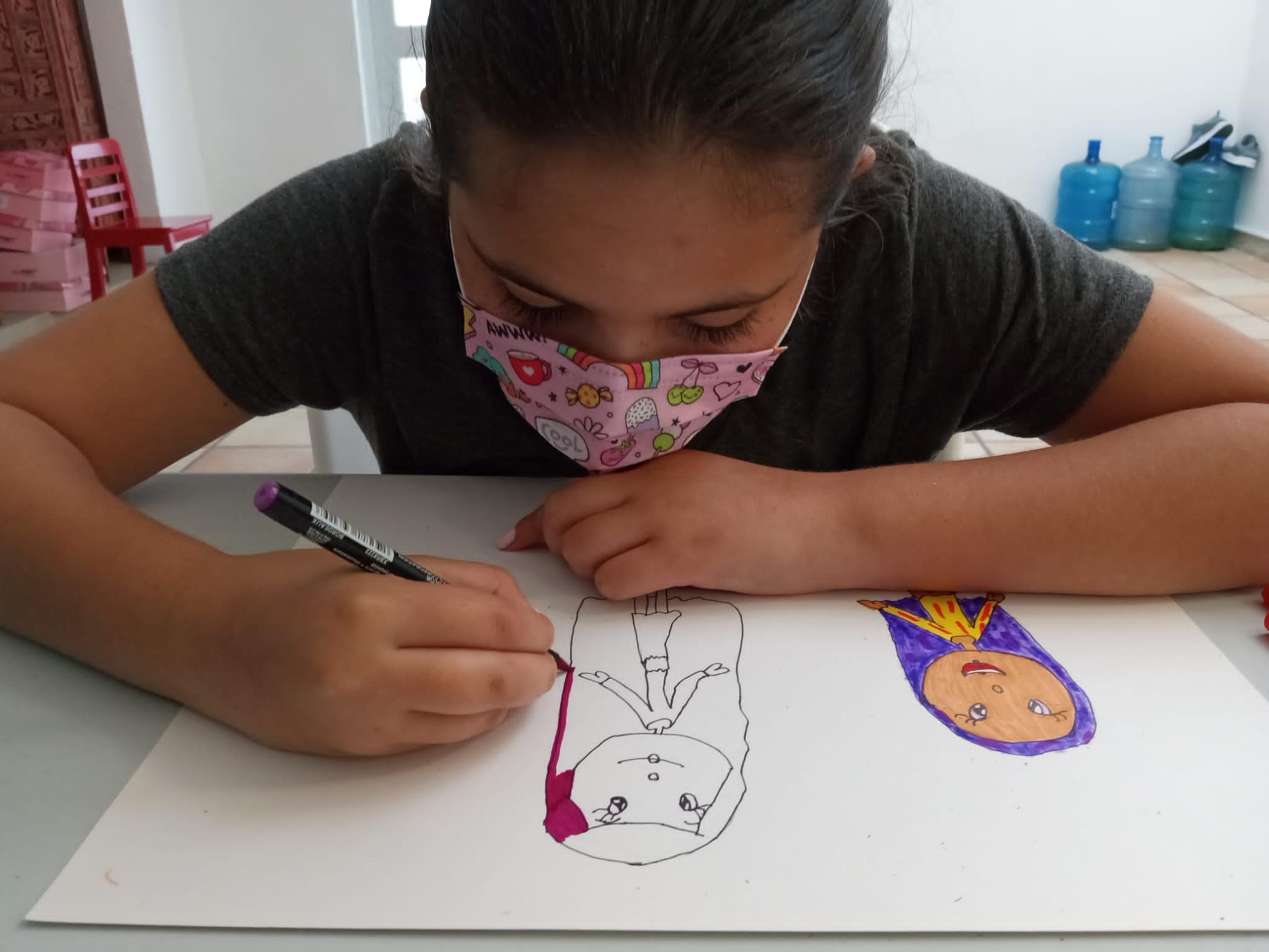 Maia Iraís Miranda, de ocho años, ha conseguido amor por la lectoescritura a través del dibujo.