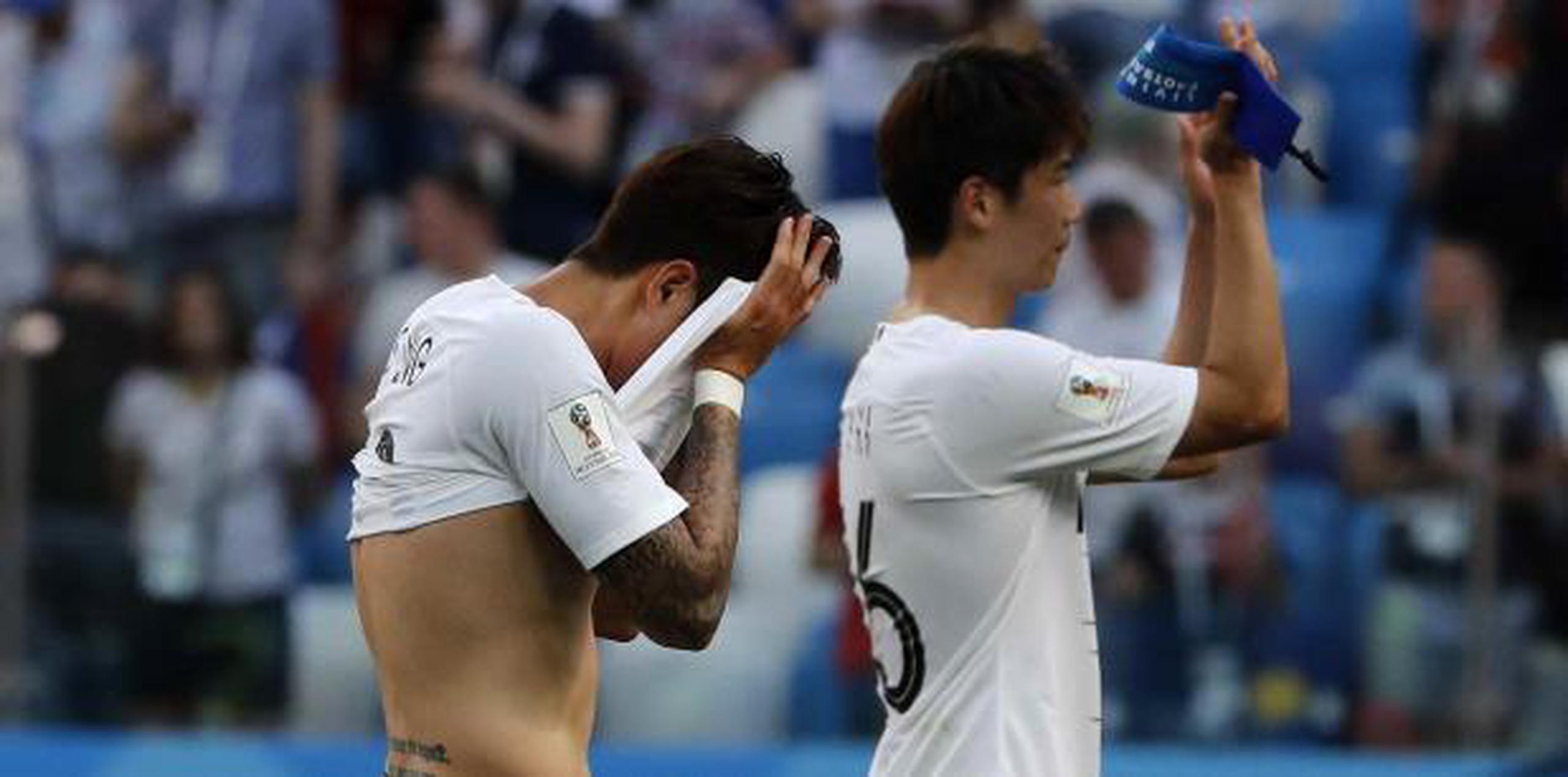 El surcoreano Son Heung-min (izquierda) se cubre la cara cuando abandona el terreno de juego después del partido del grupo F entre Suecia y Corea del Sur en la Copa. Corea perdió el partido 0-1. (AP)