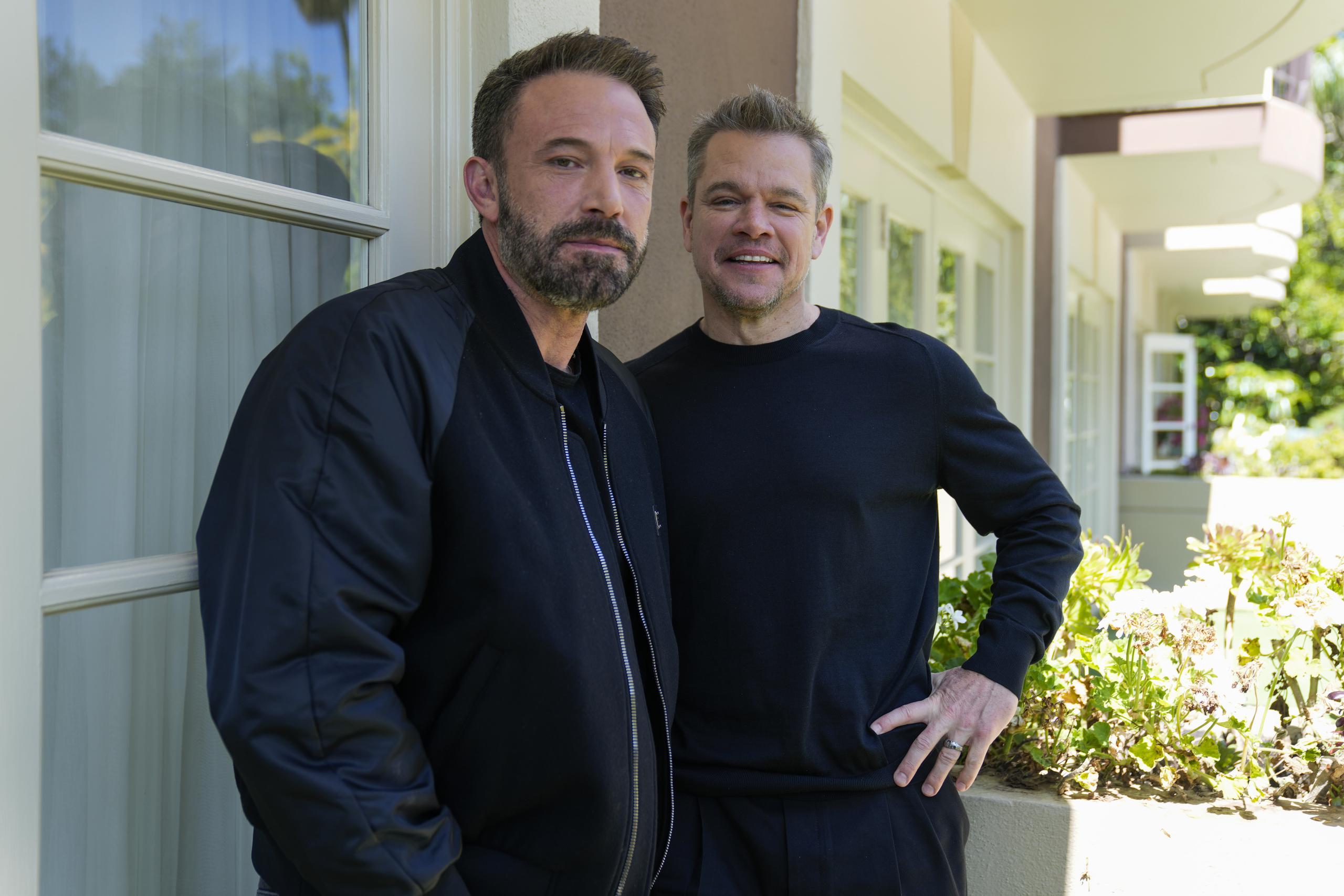 Ben Affleck, izquierda, y Matt Damon posan para un retrato para promover la película "Air" el lunes 27 de marzo de 2023, en el Hotel Four Seasons en Los Angeles. (Foto AP/Ashley Landis)