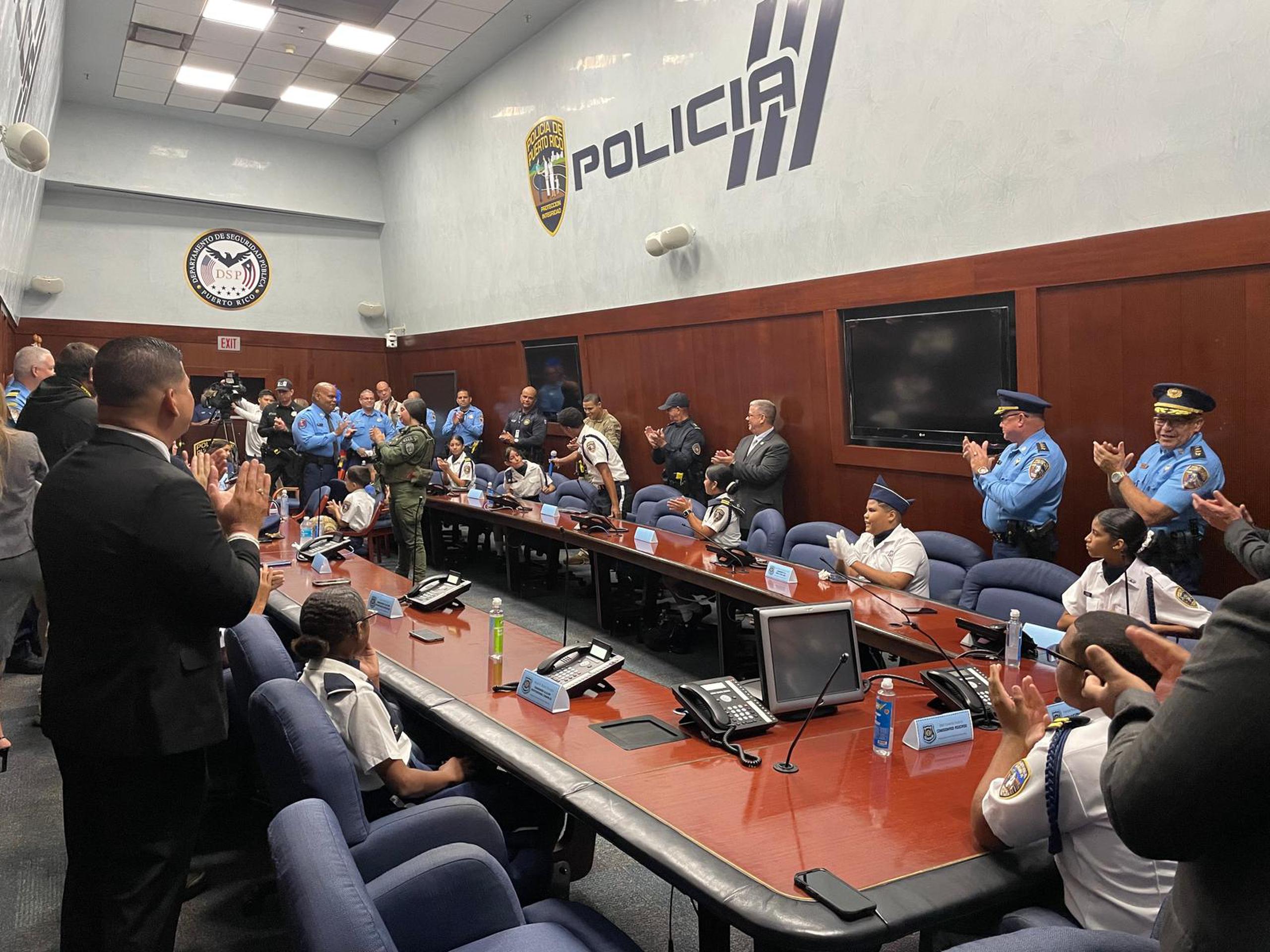 18 niños y adolescentes, en su mayoría de la Liga Atlética Policíaca, ocuparon el puesto de la alta jerarquía de la Policía con motivo de la celebración de 81 años del programa.