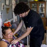 PJ Sin Suela ofrece el lado lindo de la medicina visitando hogares de la gente en necesidad
