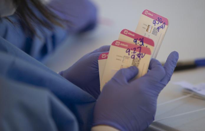 En cuanto a los casos positivos, el Departamento de Salud informó un promedio de 598 casos detectados mediante pruebas moleculares y un promedio de 1,798 casos a través de pruebas de antígenos.