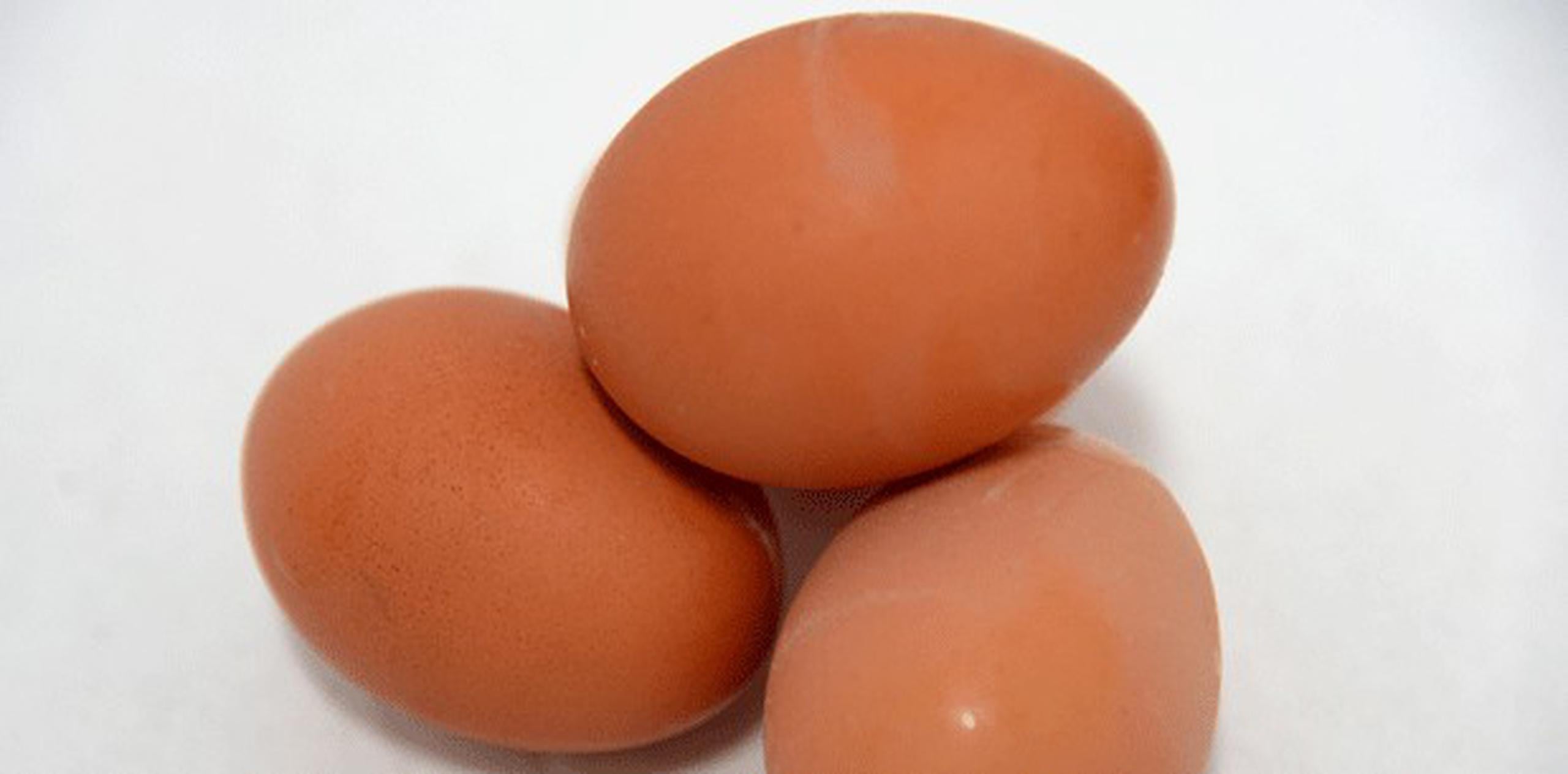 En el vídeo se explica que la cáscara se desprenderá completamente del huevo al colocar el mismo en un vaso de agua y después, agitarlo de lado a lado.  (Archivo)