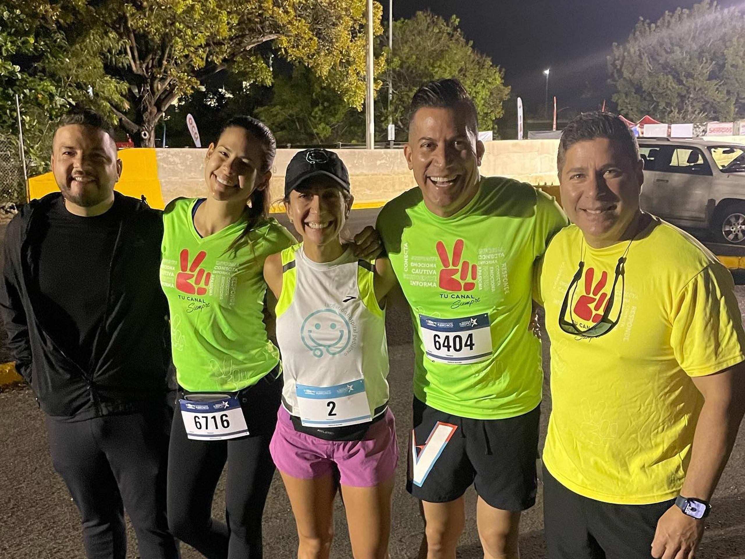 De izquierda a derecha:  El JD, Gil Marie López, Alexandra Fuentes, Alex DJ y Raymond Arrieta, quienes participaron del Puerto Rico 10K Run.