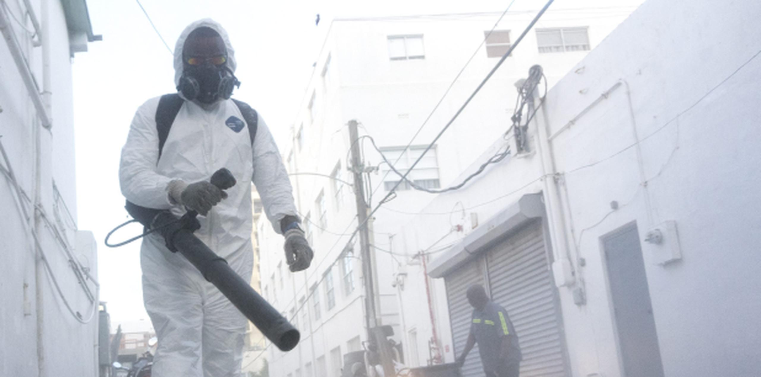 Trabajadores municipiales limpian las calles de Miami Beach, Florida, para controlar la propagación de mosquitos. (Agencia EFE)