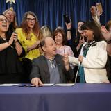 Decretan leyes proaborto y a favor de procedimientos de afirmación de género en Colorado
