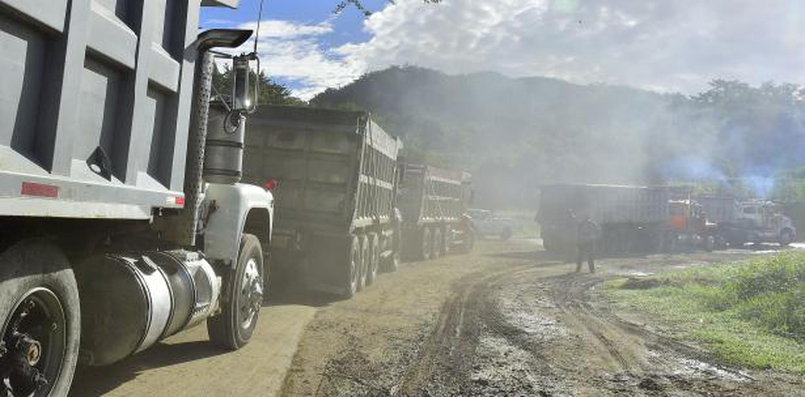 El depósito de cenizas en el relleno sanitario de Peñuelas ha generado constantes protestas por parte de las comunidades vecinas y ambientalistas que se han agudizado en las pasadas semanas con los manifestantes bloqueando la entrada de camiones al vertedero.