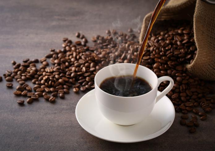 5. Café: Nuestra experta en nutrición menciona que debido a la cafeína que contiene el café, la piel puede sufrir las consecuencias de la deshidratación. No por ello debes dejar de beber café, pues este efecto únicamente se da en aquellos casos donde se beba café en exceso "porque actúa como diurético y eso hace que en la piel se vean pequeñas manchitas si no se repone el agua que se pierde". (Shutterstock)