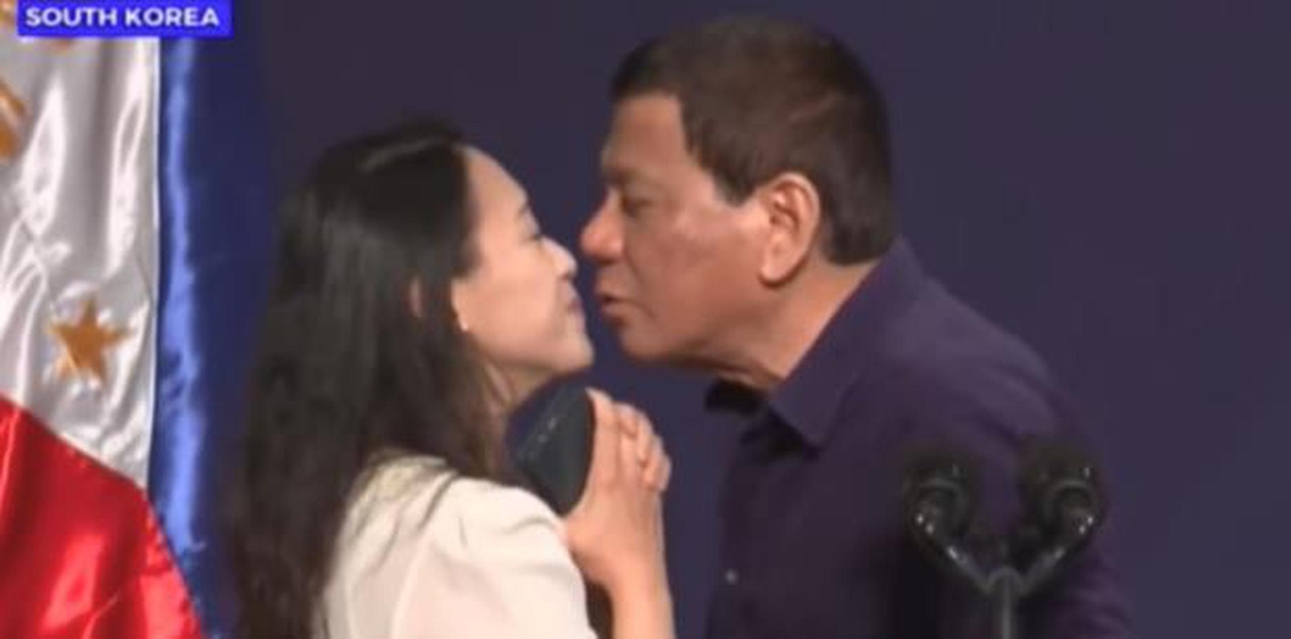 El beso se dio durante una visita de Rodrigo Duterte a Corea del Sur. (YouTube)
