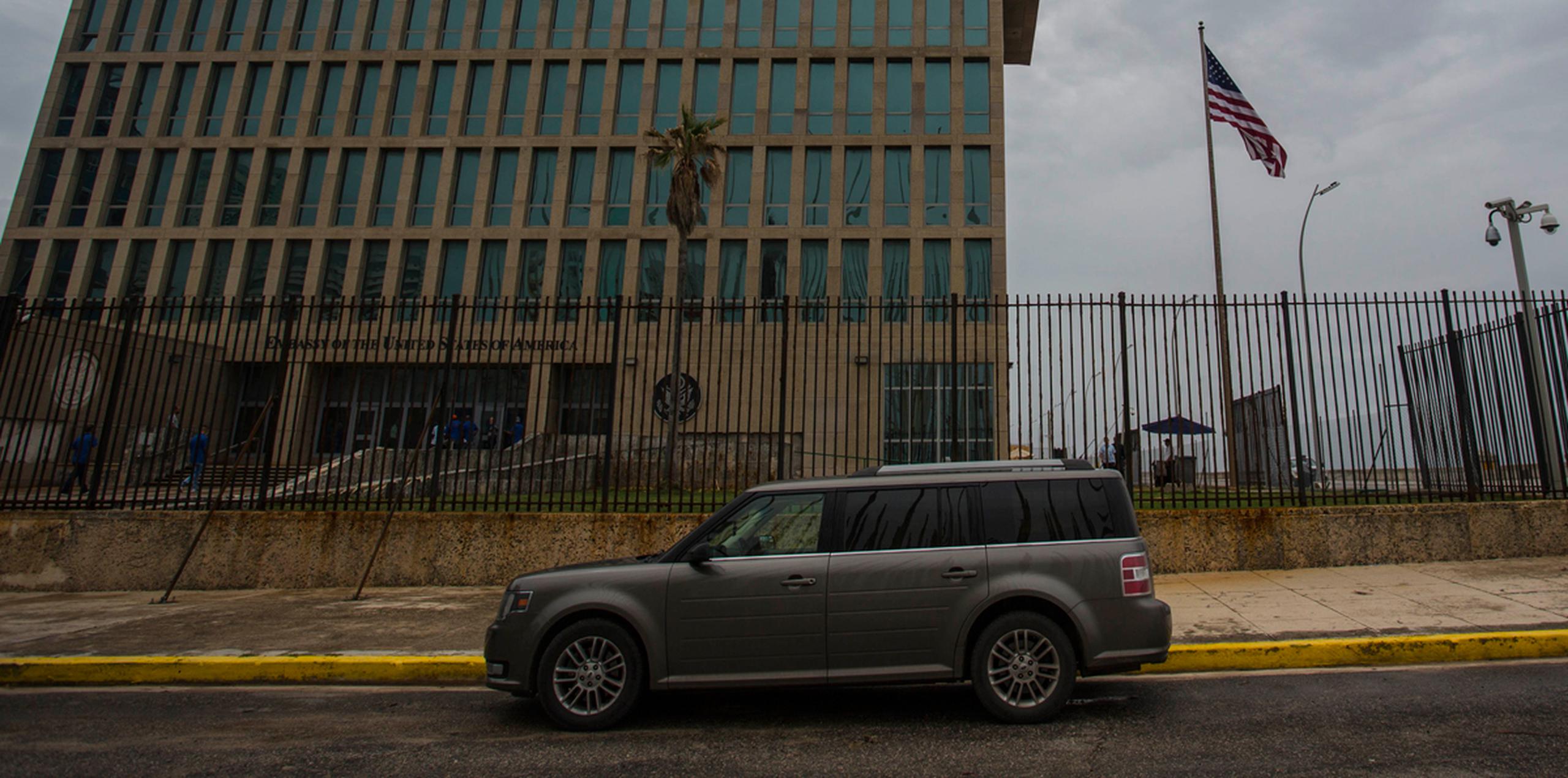 Estados Unidos pedirá a Cuba que reduzca en un 60% su personal diplomático en Washington, dijeron el lunes 2 de octubre de 2017 funcionarios federales que hablaron bajo condición de anonimato. (AP)
