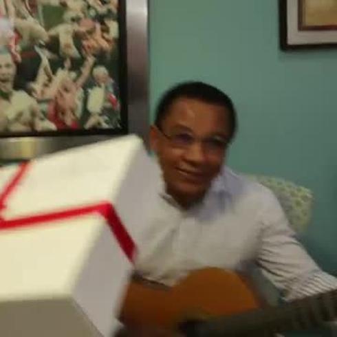 "Tito" Trinidad felicita a los padres al ritmo de "Despacito" 